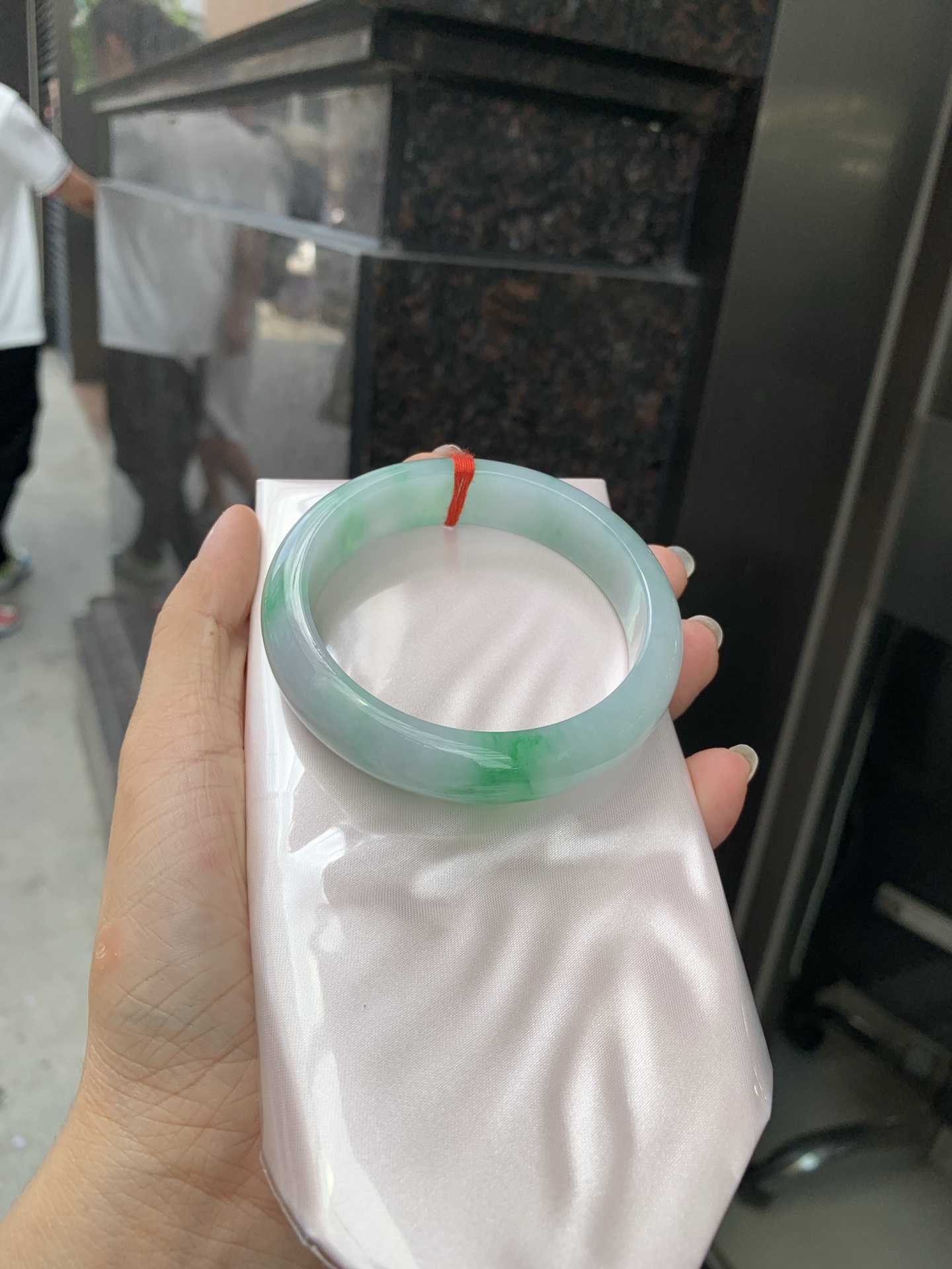 白底青阳绿正圈 58.9-7.5-13.9 0527-231 打灯多处细纹，不影响，底妆水润细腻，满圈阳绿花色点睛之笔，更显灵动，有生命力。