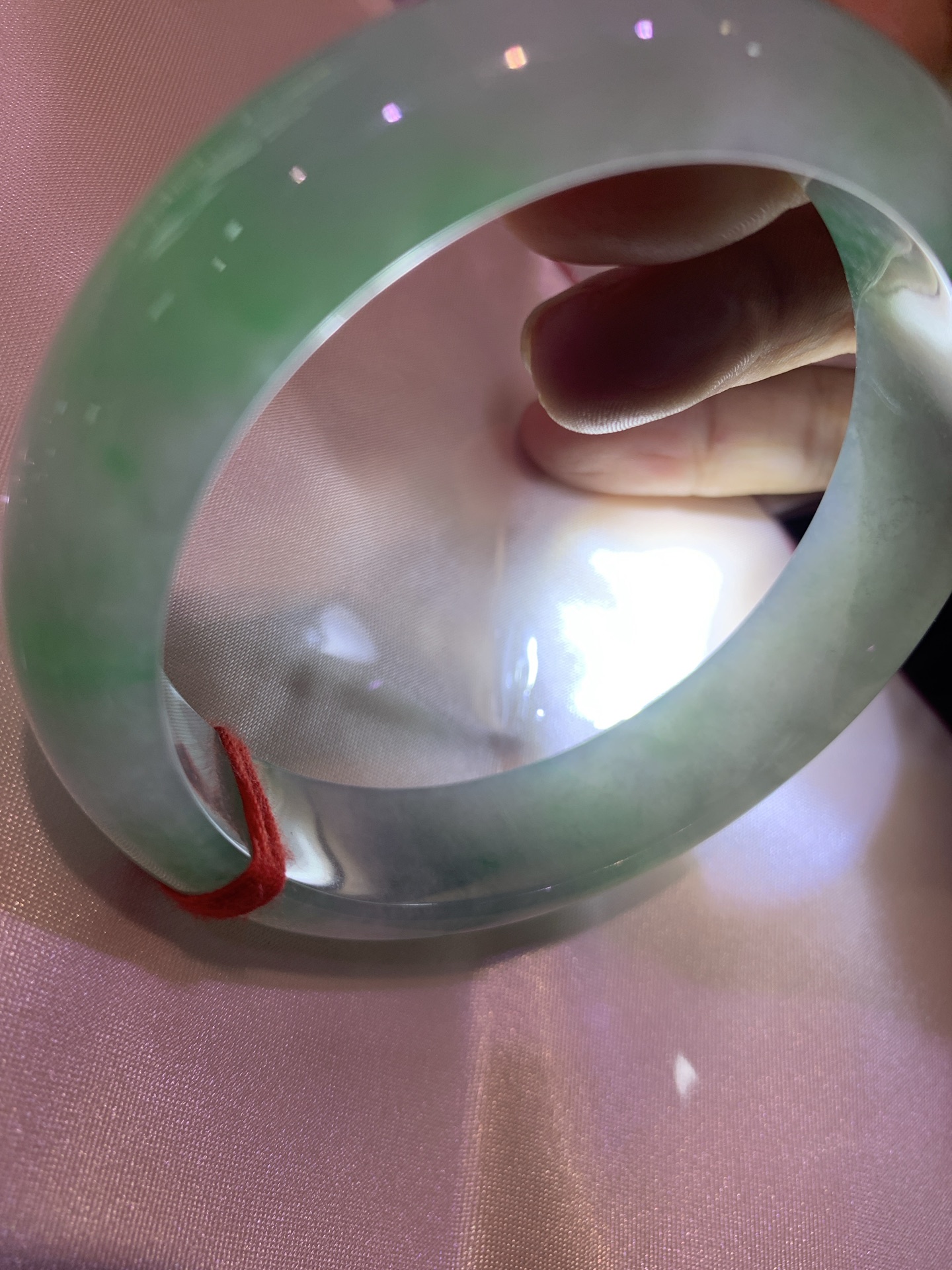 白底青阳绿正圈 58.9-7.5-13.9 0527-231 打灯多处细纹，不影响，底妆水润细腻，满圈阳绿花色点睛之笔，更显灵动，有生命力。