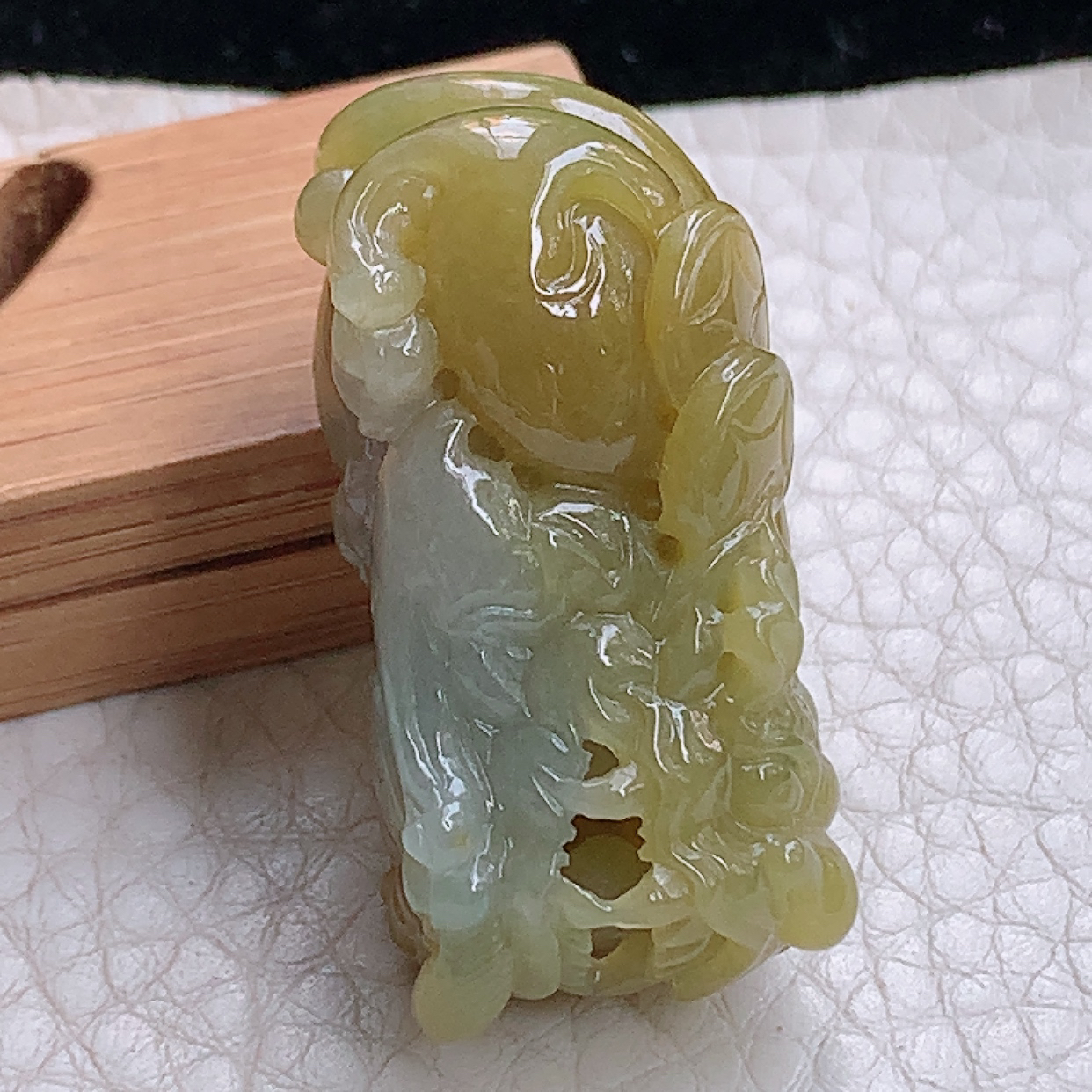 lz实拍37*15.3*17.5天然缅甸翡翠a货冰黄招财貔貔 玉皮休玉吊坠 玉挂件