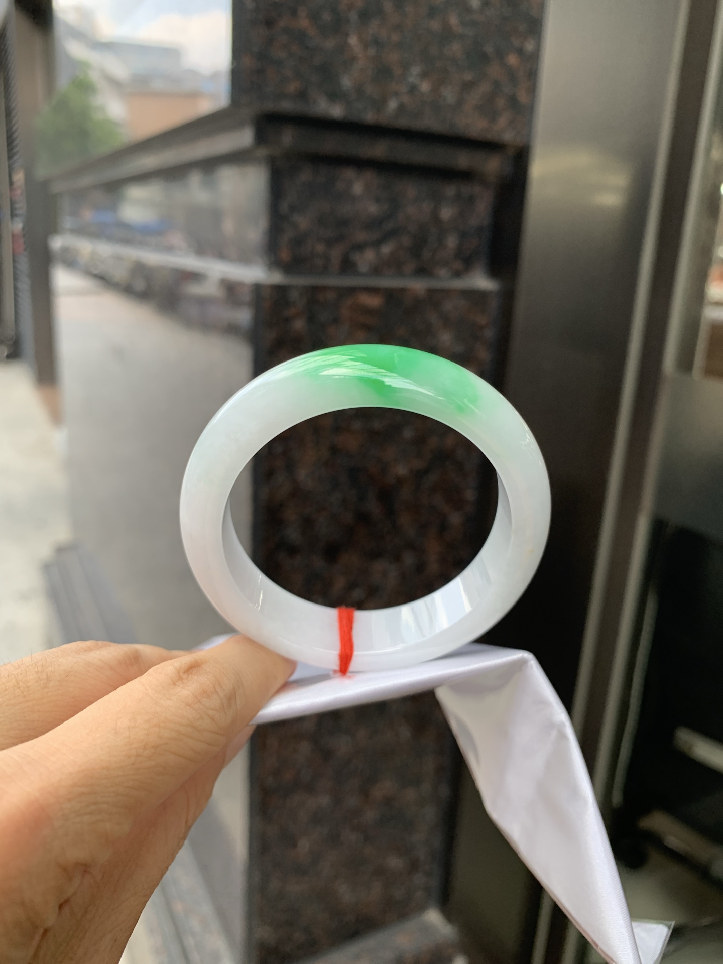 白底青阳绿正圈 52.5-7.8-13.3 0527-231 打灯细纹，不影响，底妆水润细腻，一抹阳绿花色点睛之笔，更显灵动，有生命力。