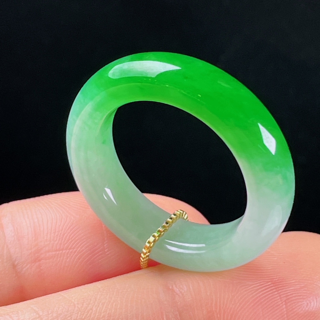 ️阳绿指环，老种起光，细底通透，尺寸：6.6/4.8圈口19.5mm0527