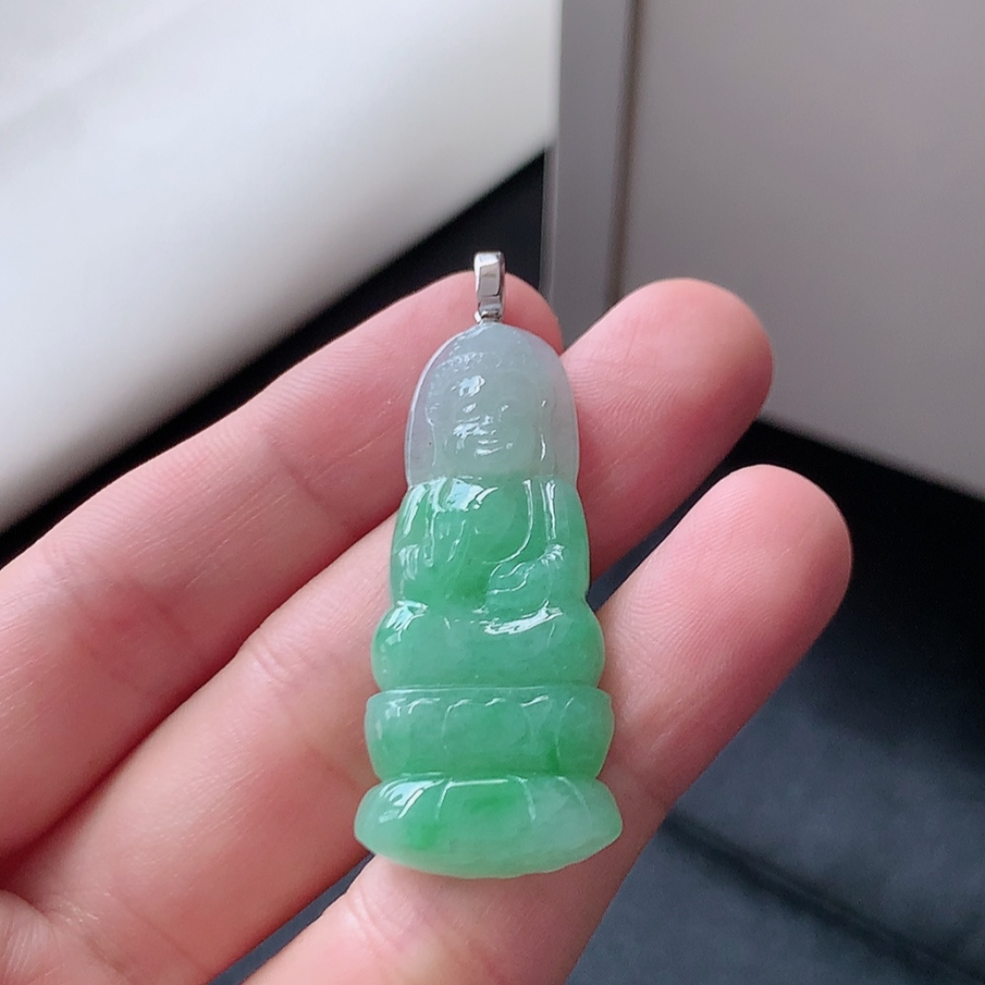冰飘绿观音吊坠。翠色明媚 种老水润，饱满细腻，佩戴优雅时尚 货号35525，40.2-17.7-4.3