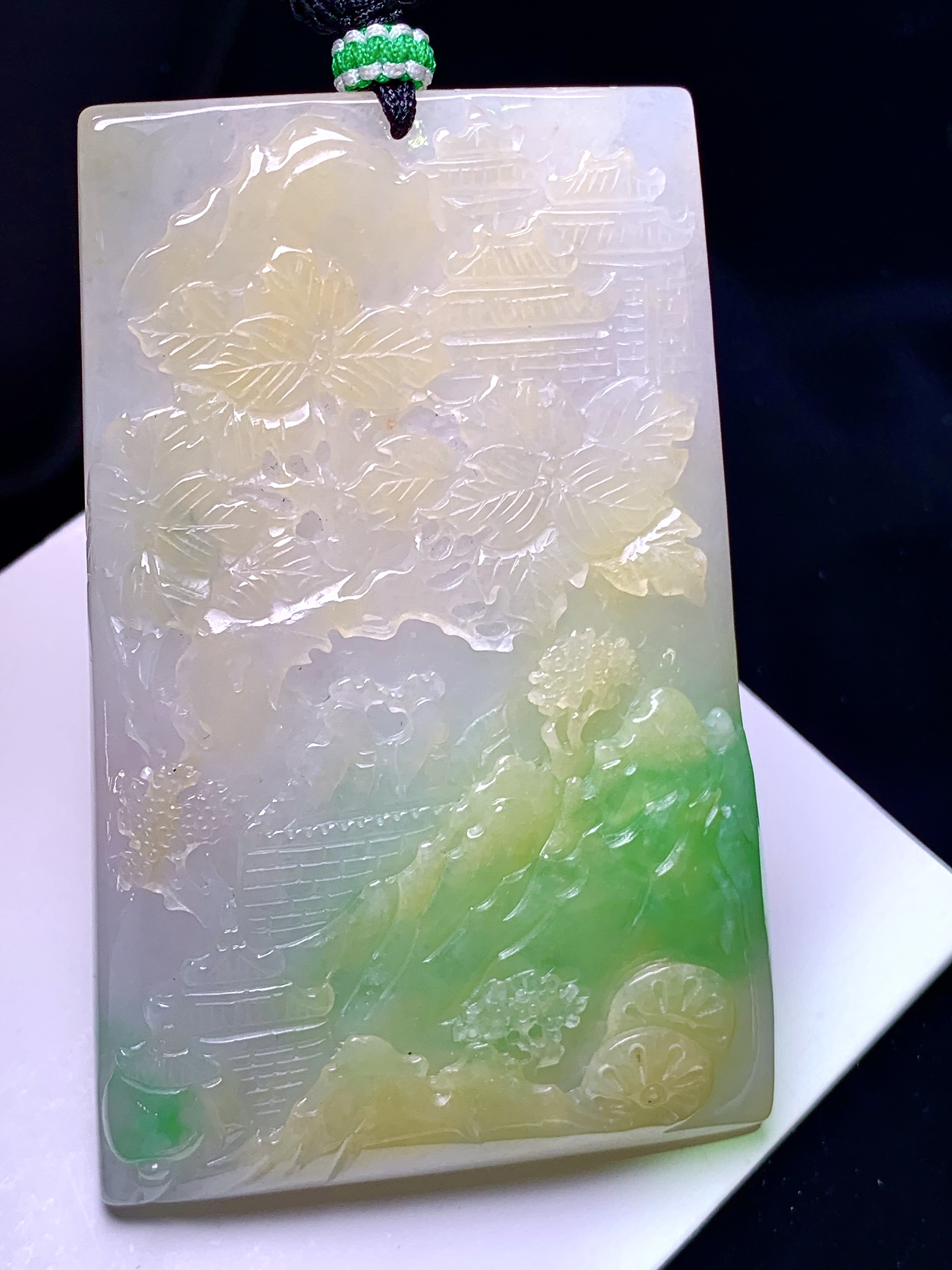 飘黄绿翡山水牌子吊坠 玉质细腻 色泽艳丽清新 水润亮眼 整体尺寸65.5*42.3*9 a5
