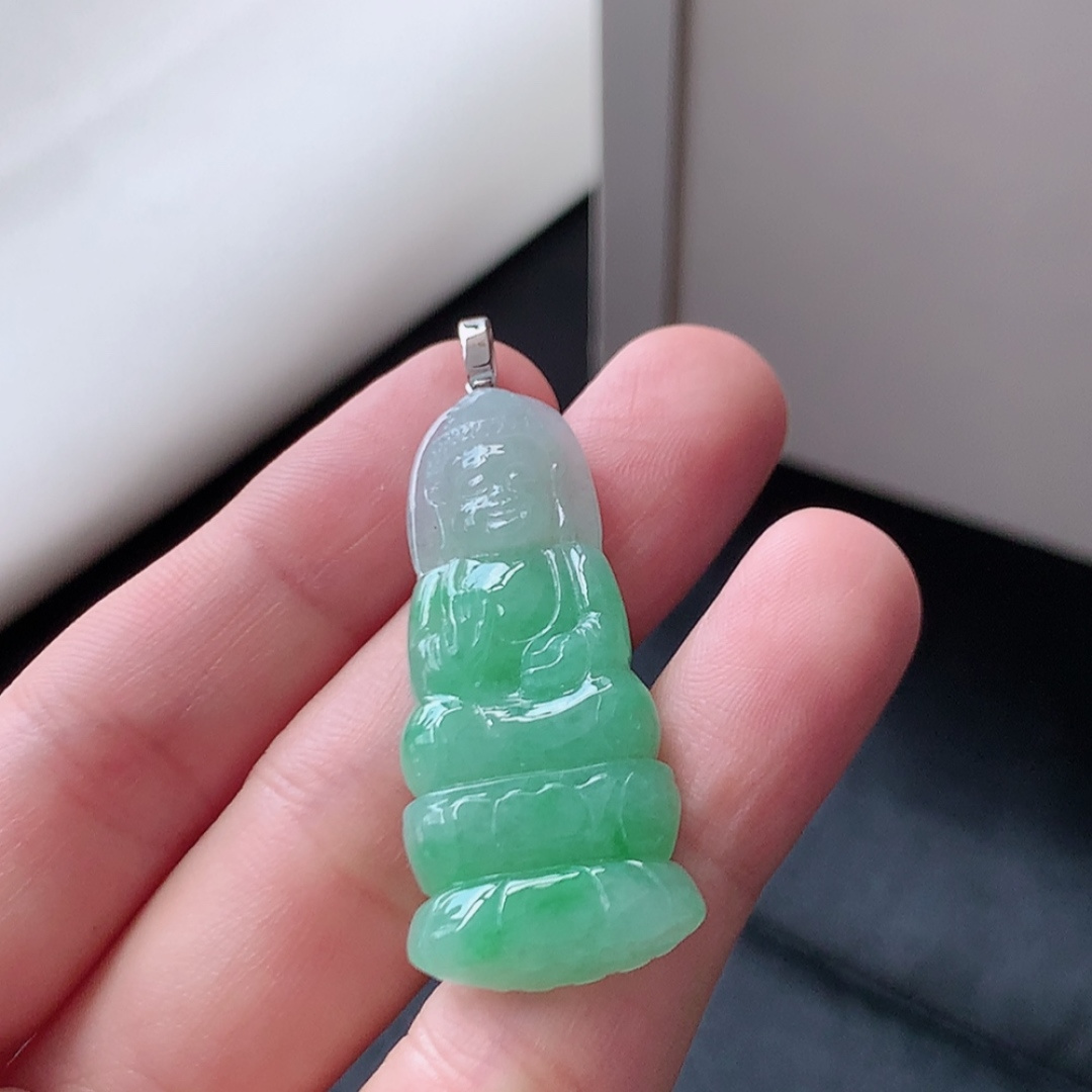 冰飘绿观音吊坠。翠色明媚 种老水润，饱满细腻，佩戴优雅时尚 货号35525，40.2-17.7-4.3