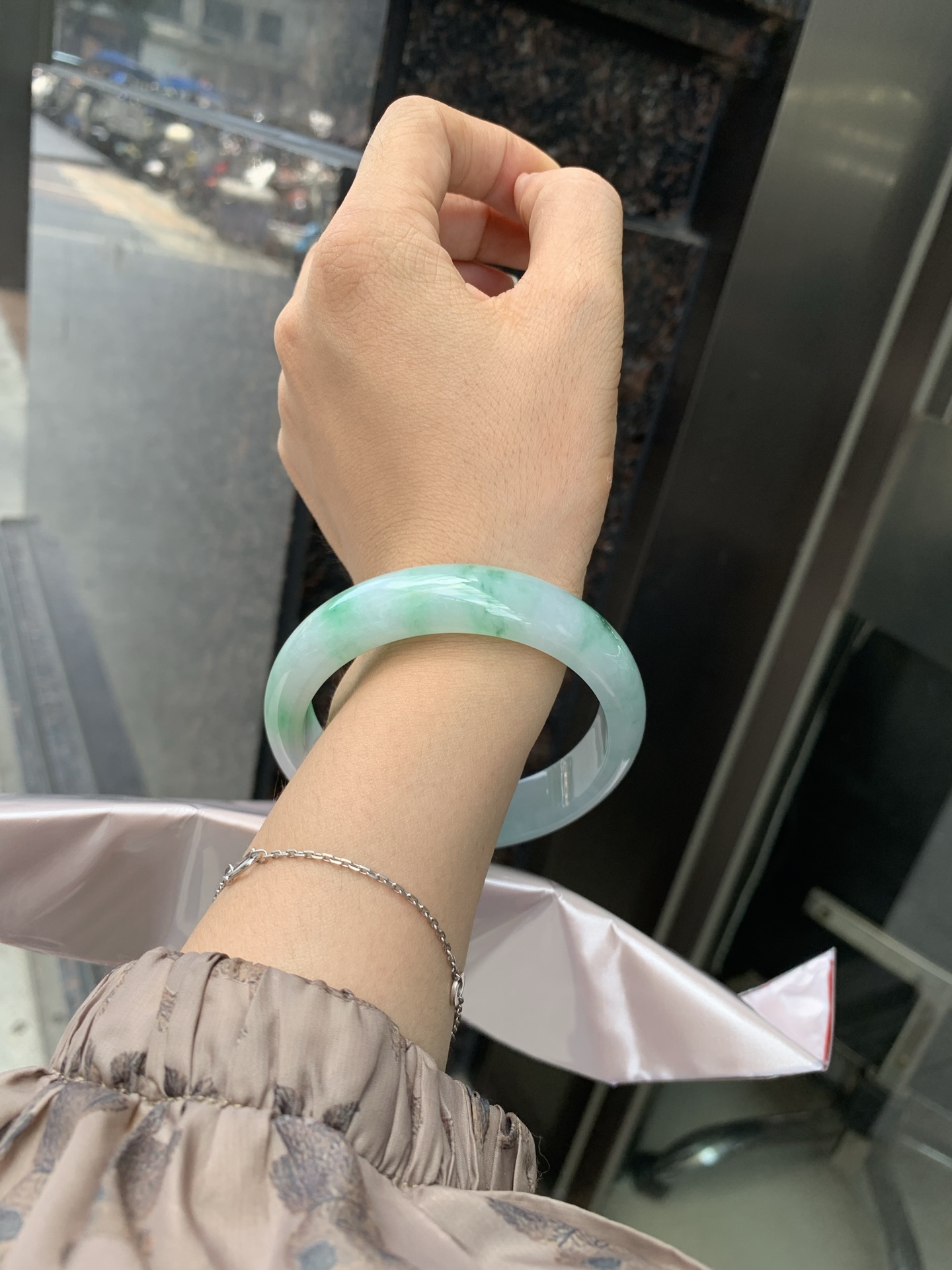 白底青阳绿正圈 58.9-7.5-13.9 0527-231 打灯多处细纹，不影响，底妆水润细腻，满圈阳绿花色点睛之笔，更显灵动，有生命力。