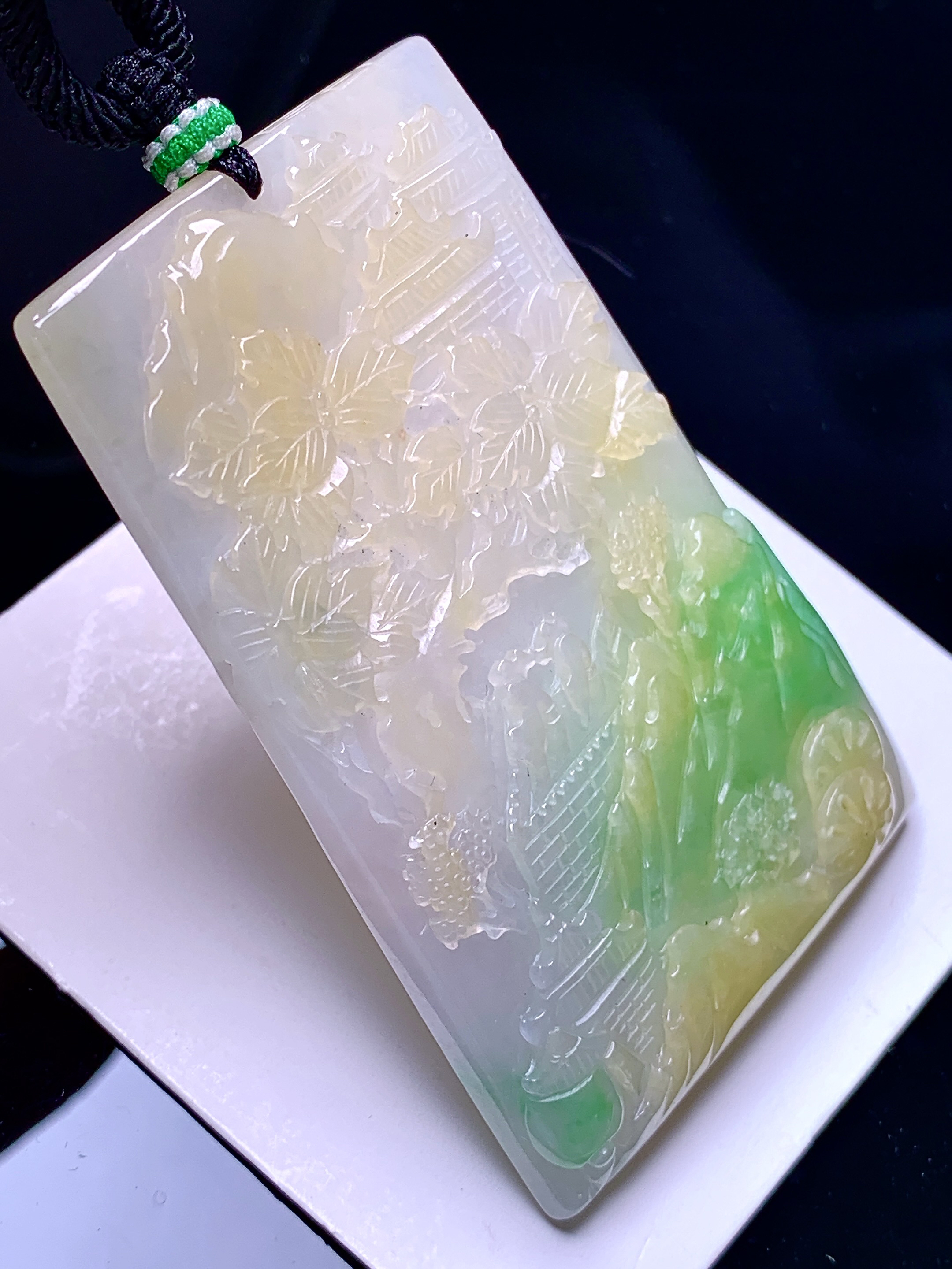 飘黄绿翡山水牌子吊坠 玉质细腻 色泽艳丽清新 水润亮眼 整体尺寸65.5*42.3*9 a5