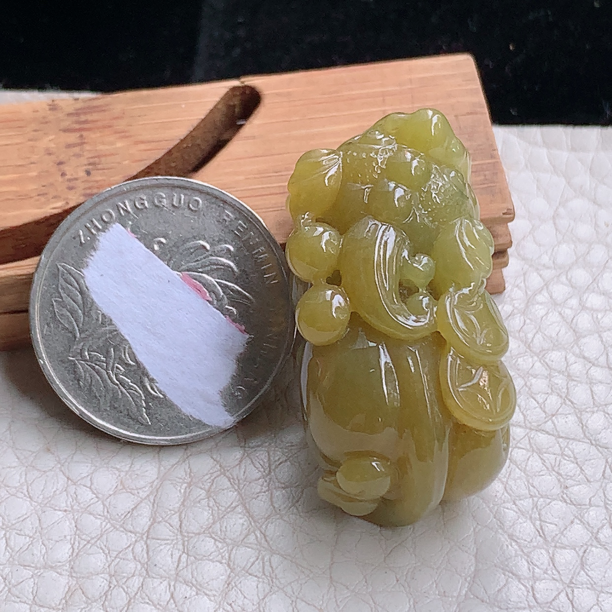 lz实拍37*15.3*17.5天然缅甸翡翠a货冰黄招财貔貔 玉皮休玉吊坠 玉挂件