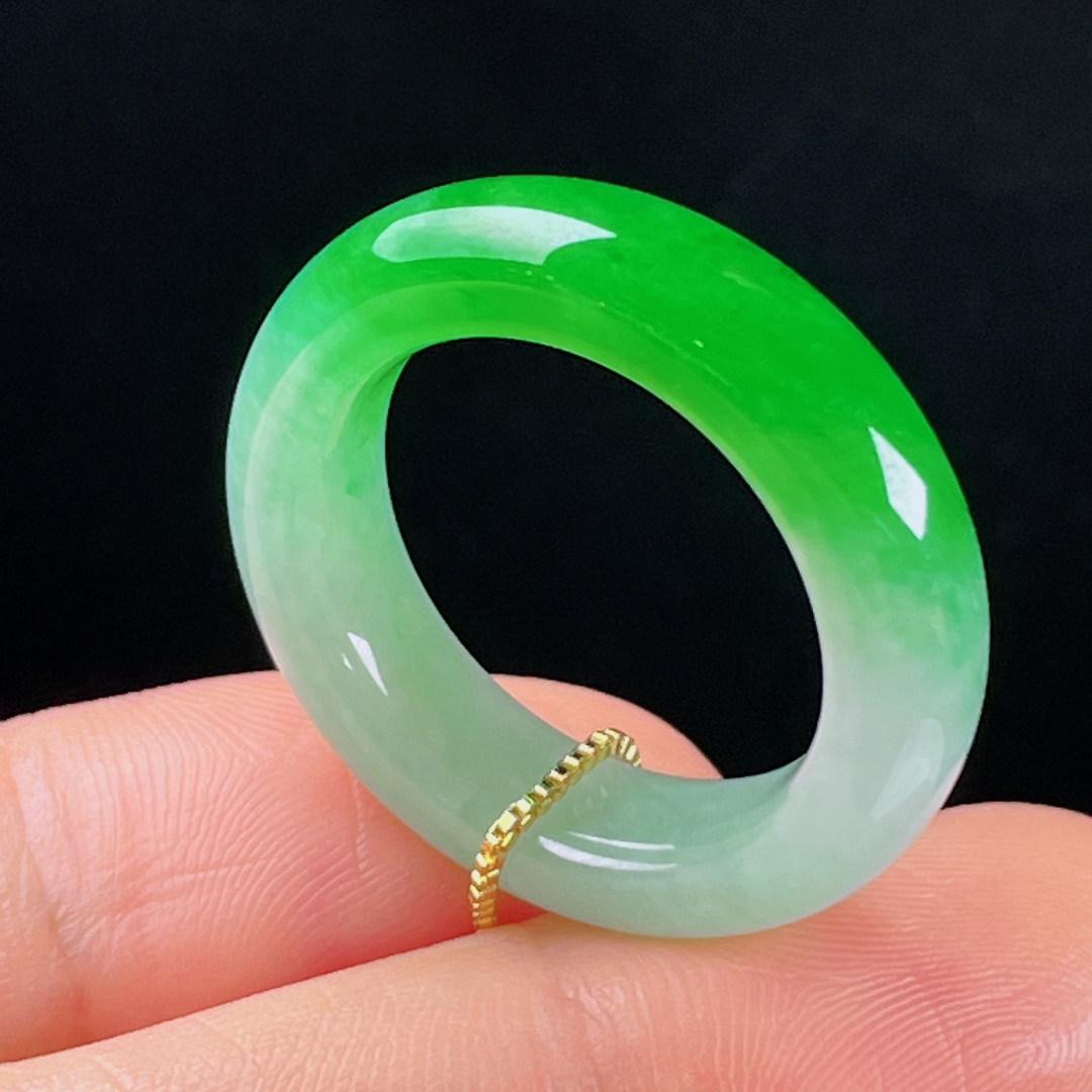 ️阳绿指环，老种起光，细底通透，尺寸：6.6/4.8圈口19.5mm0527