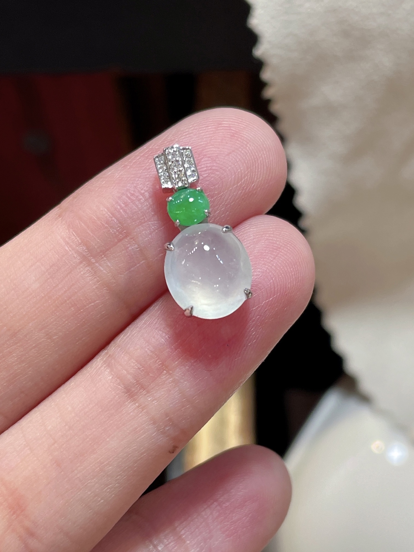 ️ 高端货    精品翡翠高冰蛋面吊坠，无裂， ️料子饱满水润，种水18k金镶嵌，款式时尚，10.7-9.2-5