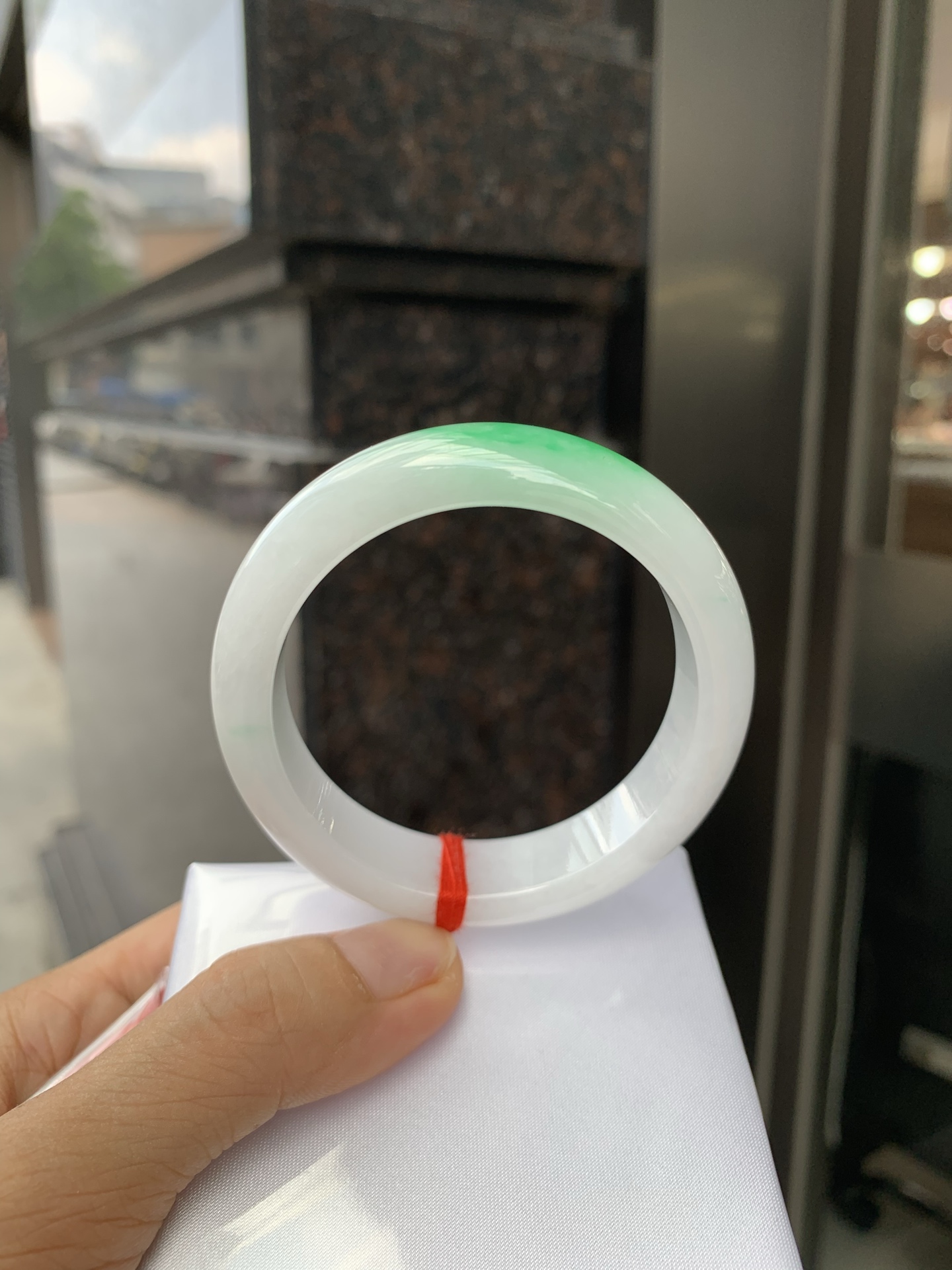 白底青阳绿正圈 52.5-7.8-13.3 0527-231 打灯细纹，不影响，底妆水润细腻，一抹阳绿花色点睛之笔，更显灵动，有生命力。