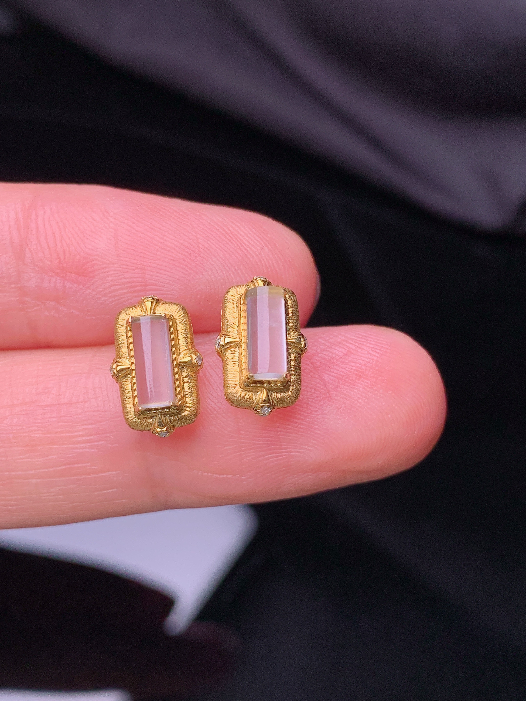 18k金镶嵌冰种玉柱耳钉 玉质细腻 色泽艳丽清新 水润亮眼 整体尺寸10.8*7*4.7  m5
