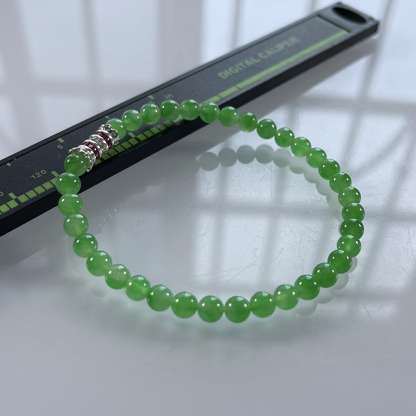 收藏级别，缅甸天然翡翠A货，卡4.8高冰种起光起胶晴绿底飘阳绿圆珠手串手链，尺寸：4.8mm/35颗，长度175mm，重量：7.75g