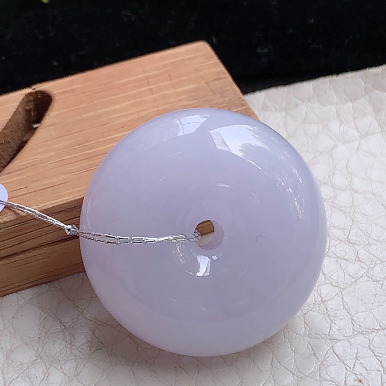 lz实拍28*12.6天然缅甸翡翠a货冰粉紫面包扣 玉扣玉吊坠 玉挂件