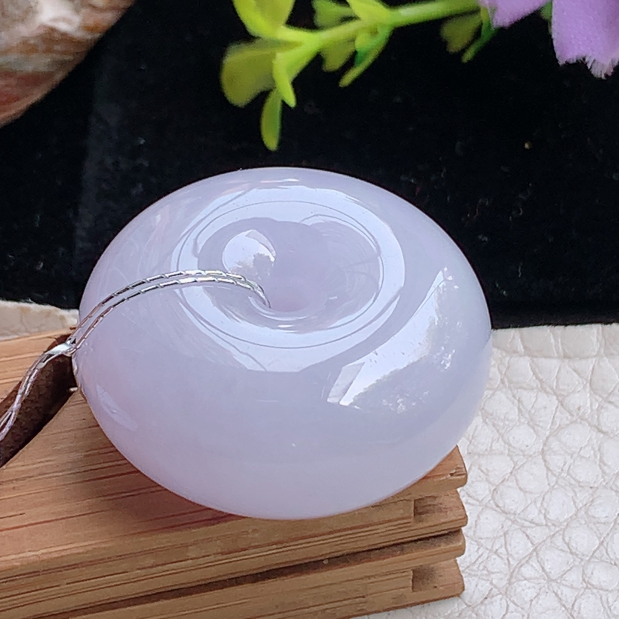 lz实拍28*12.6天然缅甸翡翠a货冰粉紫面包扣 玉扣玉吊坠 玉挂件