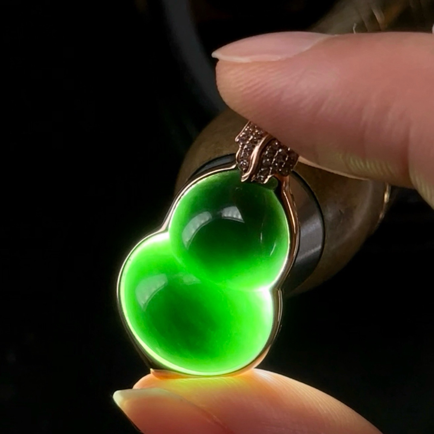 精品18k墨翠葫芦吊坠 种好色正 黑度可以 打灯通透 油性十足 尺寸29.6