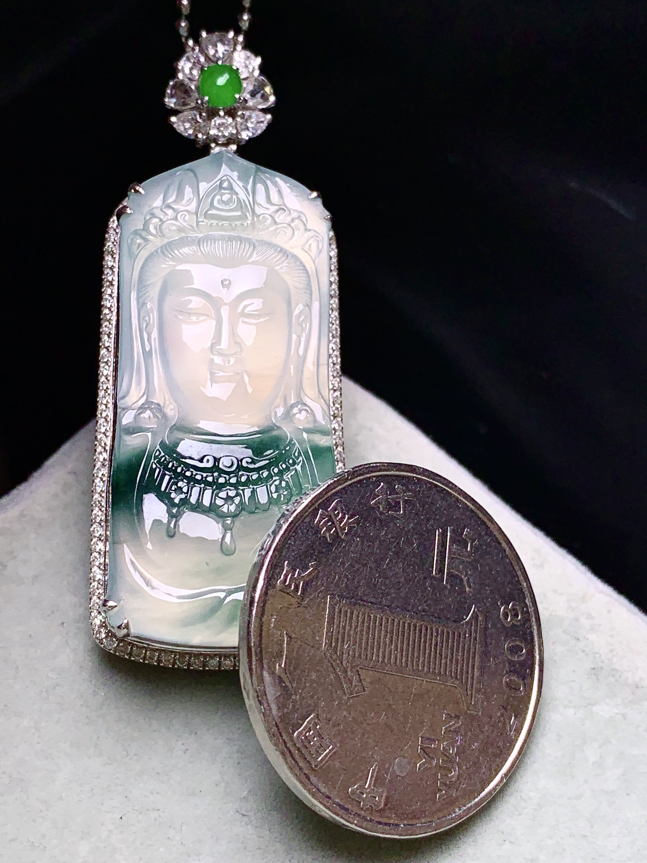 18k金钻镶嵌冰种飘花观音头吊坠 玉质细腻 色泽艳丽清新 水润亮眼 整体尺寸48*18.5*12 y5