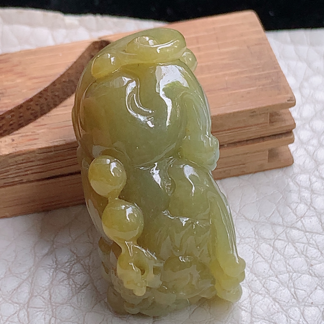 lz实拍37*15.3*17.5天然缅甸翡翠a货冰黄招财貔貔 玉皮休玉吊坠 玉挂件