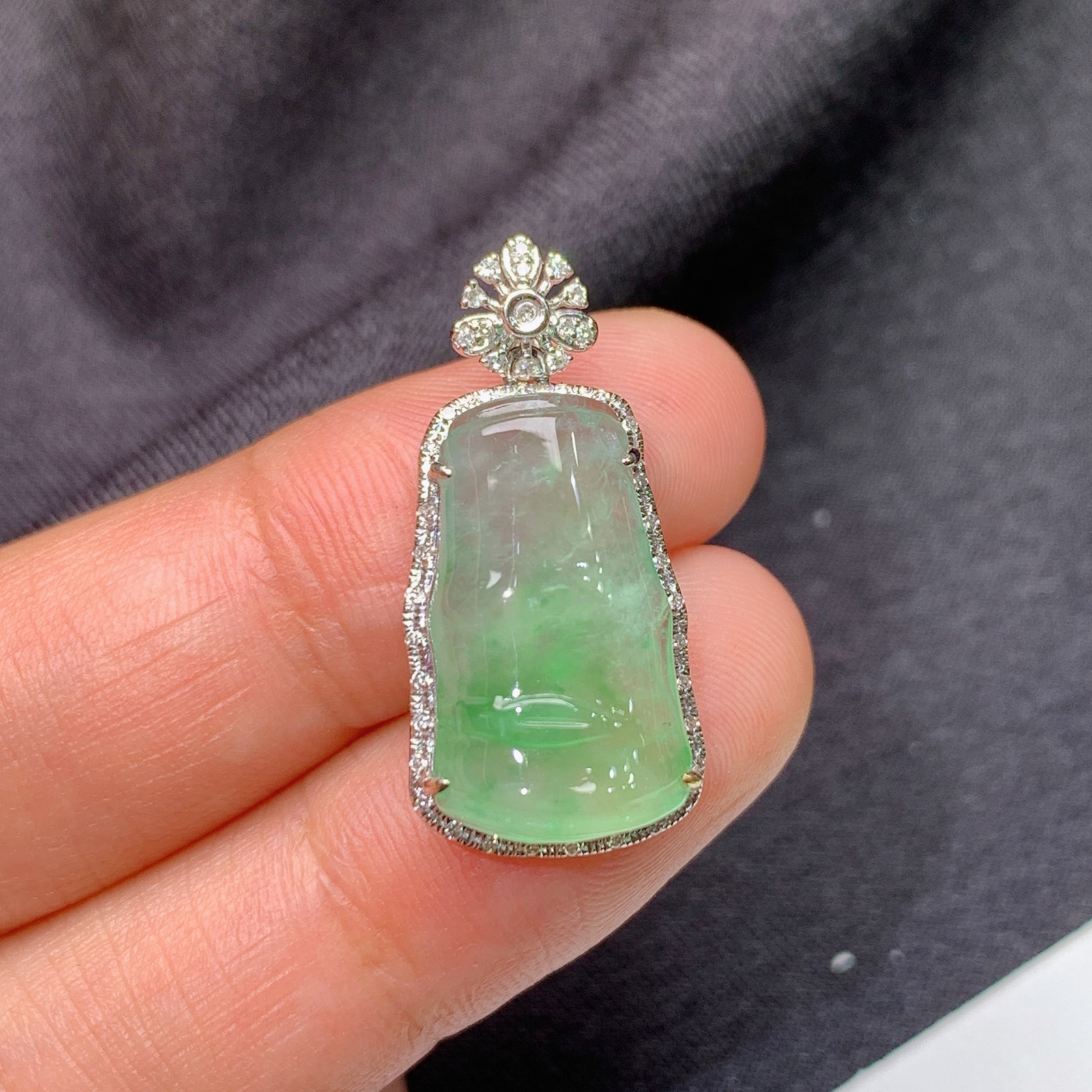 冰飘绿竹节吊坠，18k金镶嵌，冰冰润润，玉质细腻，种水足，整体26.2-12.4-7.4mm Sk