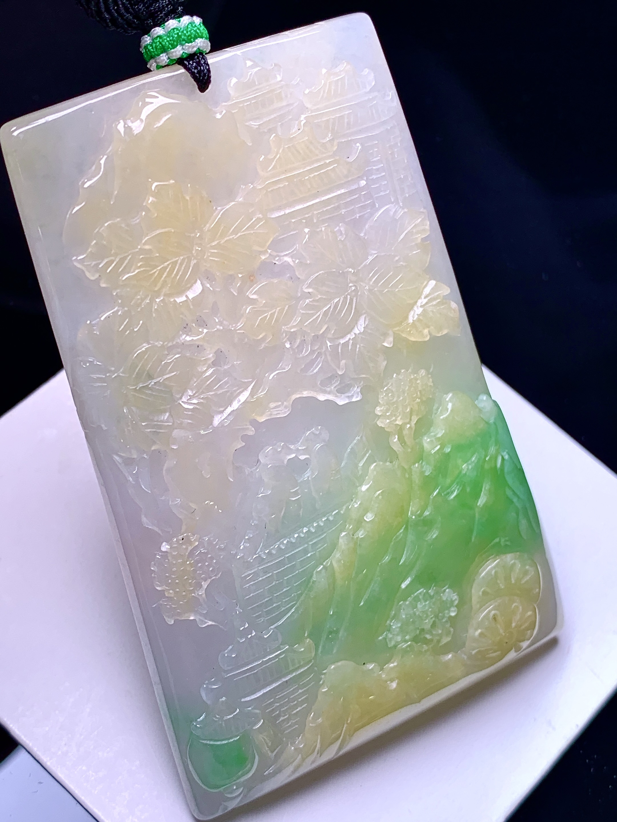 飘黄绿翡山水牌子吊坠 玉质细腻 色泽艳丽清新 水润亮眼 整体尺寸65.5*42.3*9 a5