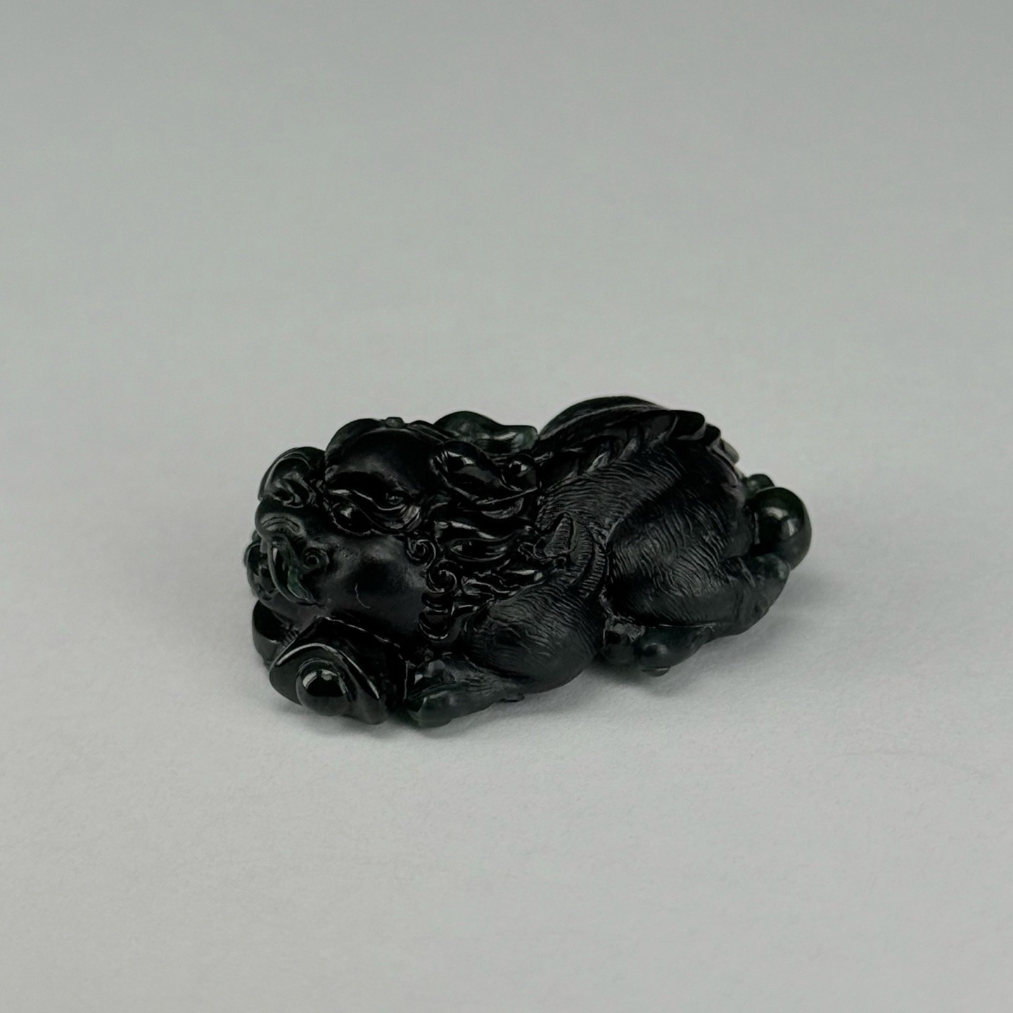 精品墨翠大貔貅裸石 种好色正 黑度好 打灯通透 油性十足  尺寸32.3