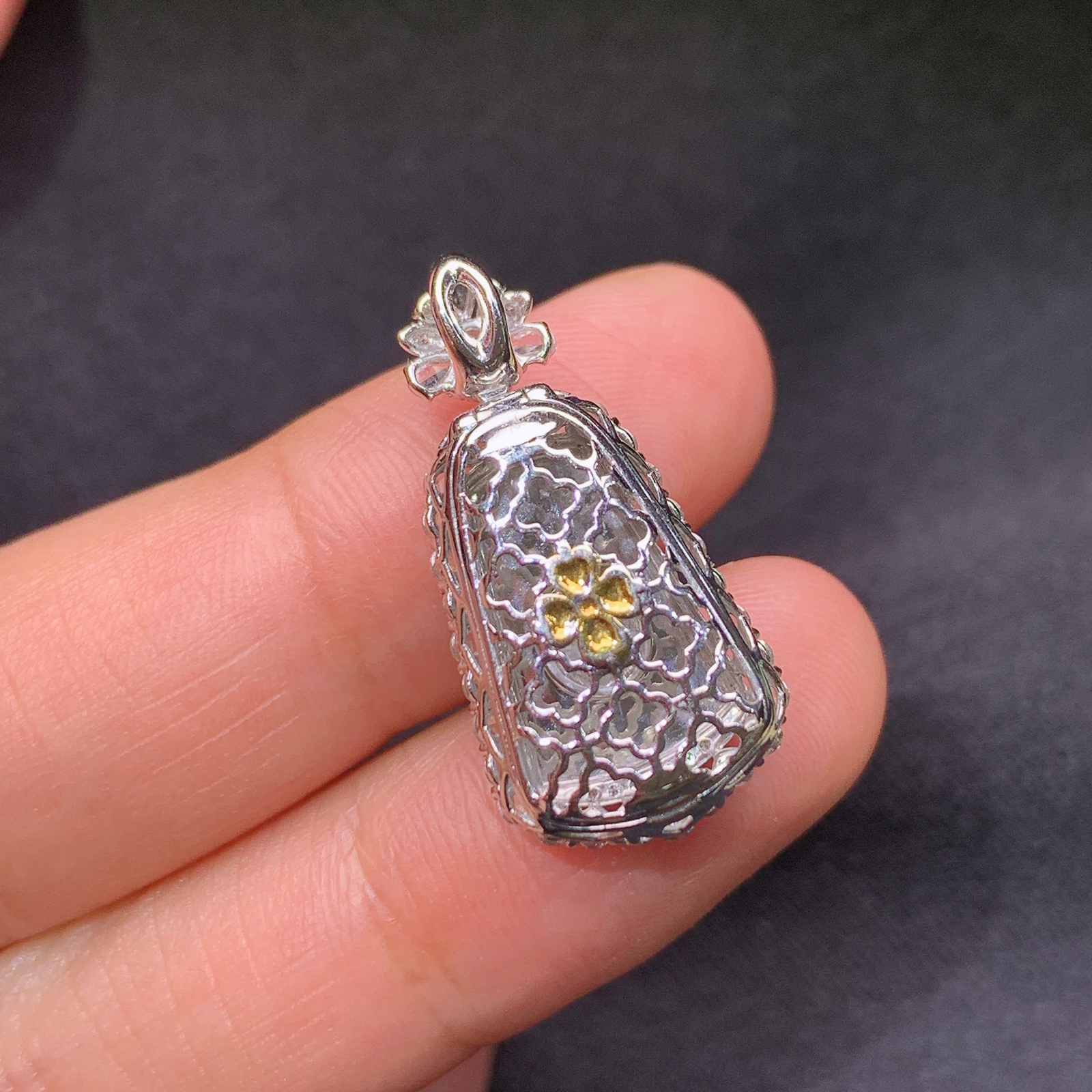 冰阳绿无事牌吊坠，18k金镶嵌，冰润色阳，种水足，整体25.3-12.5-7.1mm Ych