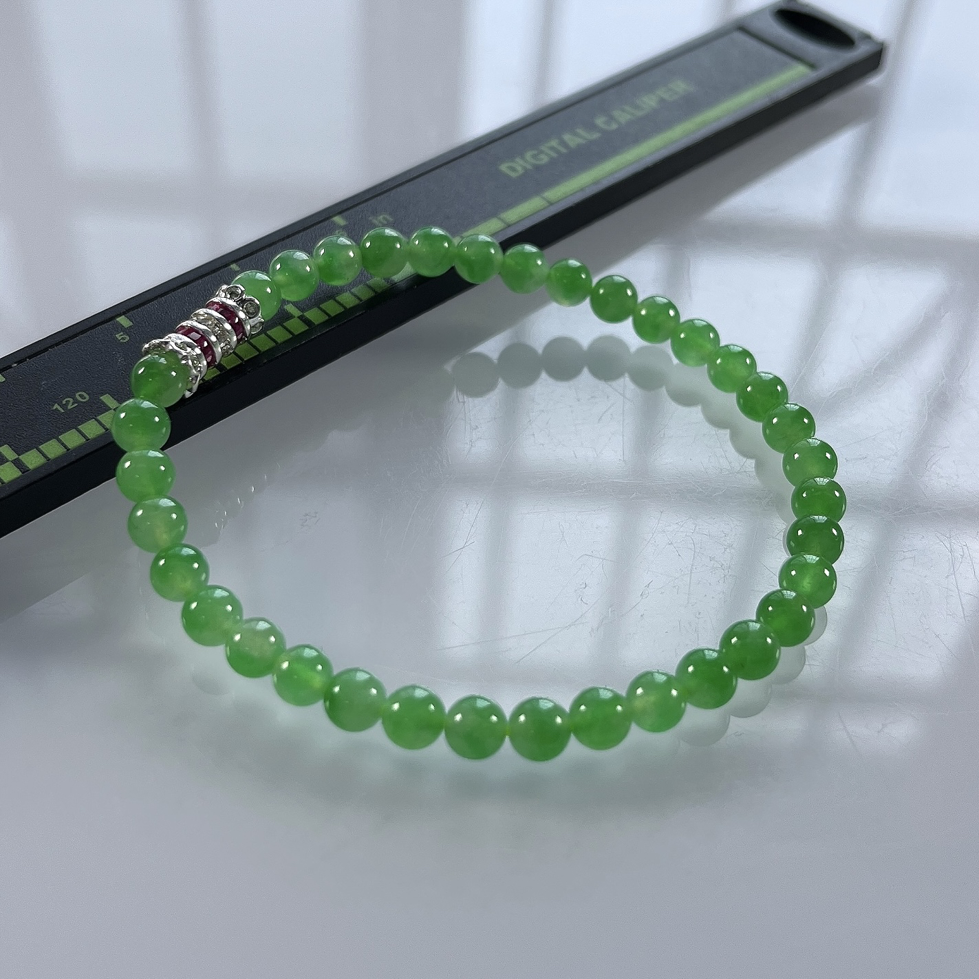 收藏级别，缅甸天然翡翠A货，卡4.8高冰种起光起胶晴绿底飘阳绿圆珠手串手链，尺寸：4.8mm/35颗，长度175mm，重量：7.75g