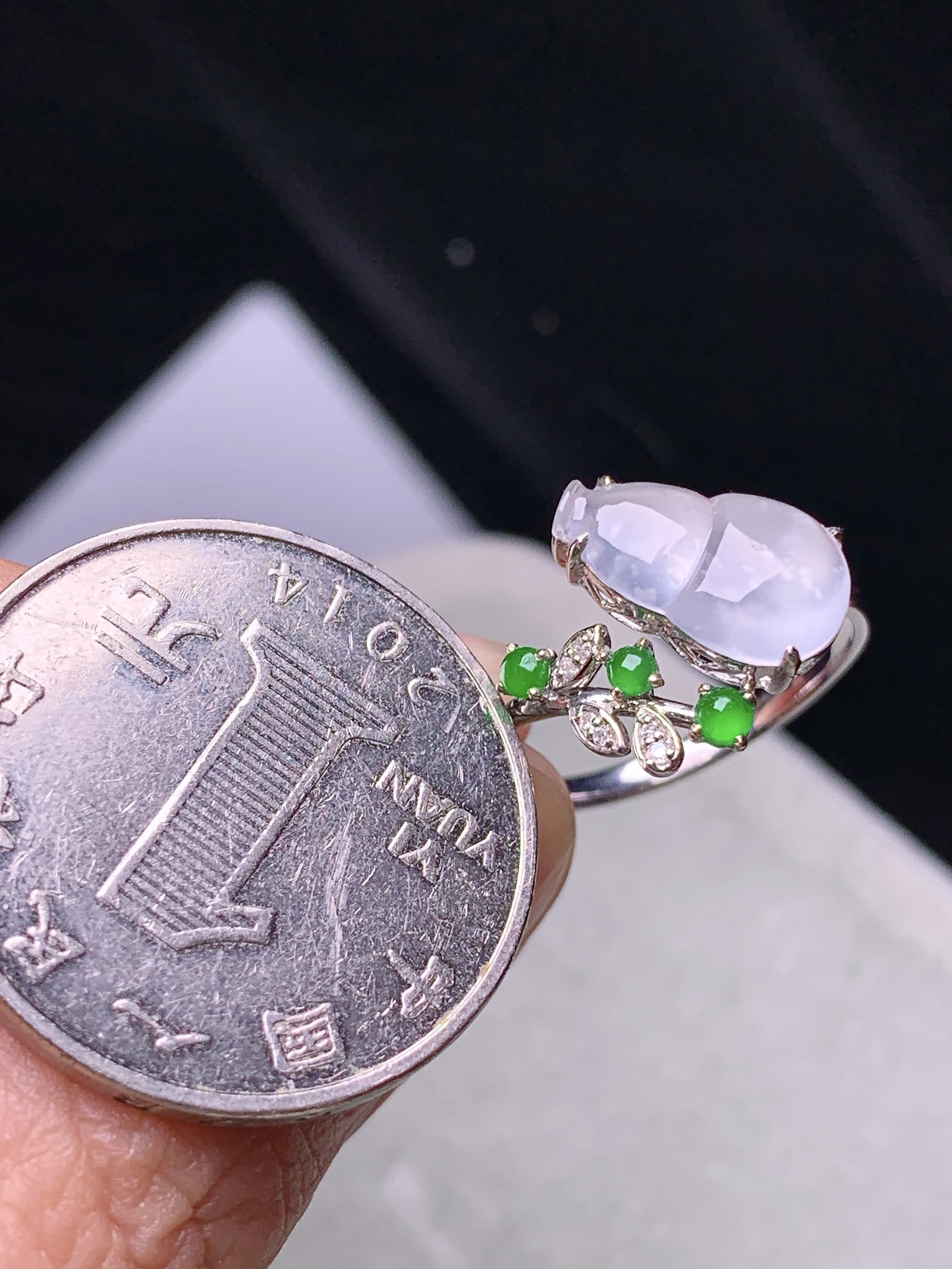 18k金钻镶嵌冰种葫芦戒指 玉质细腻 色泽艳丽清新 水润亮眼 圈口13 裸石尺寸12.3*7.6*2.5 t1