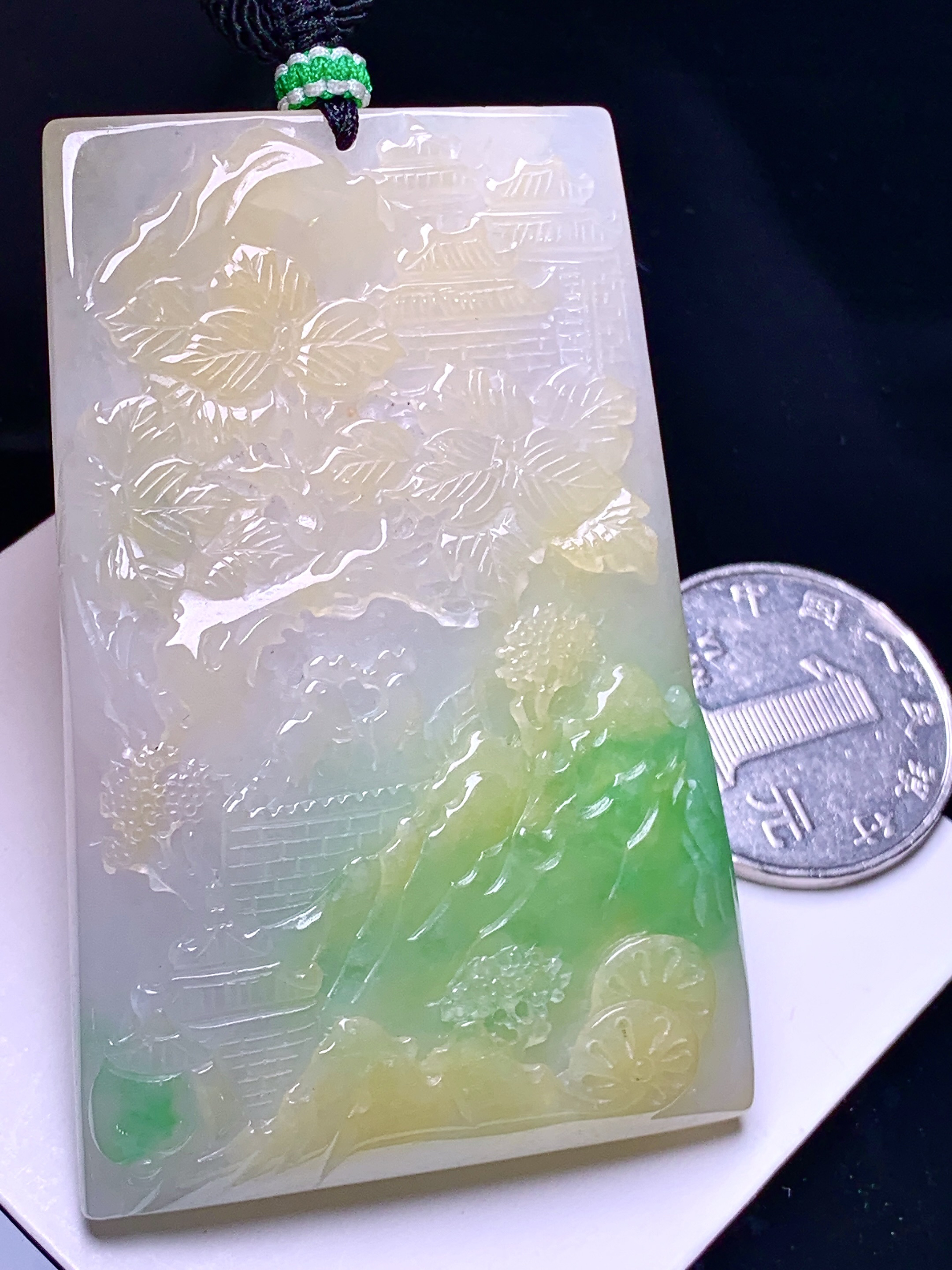 飘黄绿翡山水牌子吊坠 玉质细腻 色泽艳丽清新 水润亮眼 整体尺寸65.5*42.3*9 a5
