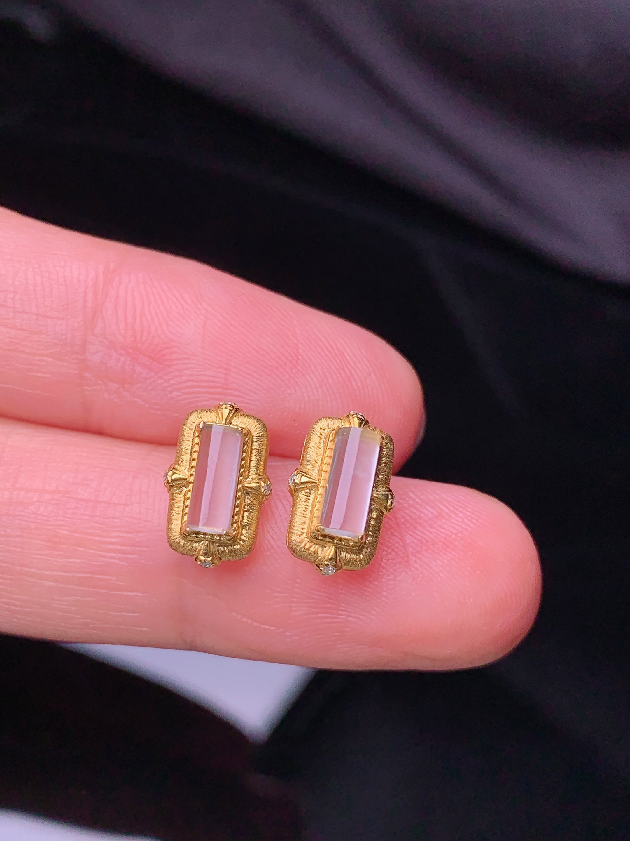18k金镶嵌冰种玉柱耳钉 玉质细腻 色泽艳丽清新 水润亮眼 整体尺寸10.8*7*4.7  m5