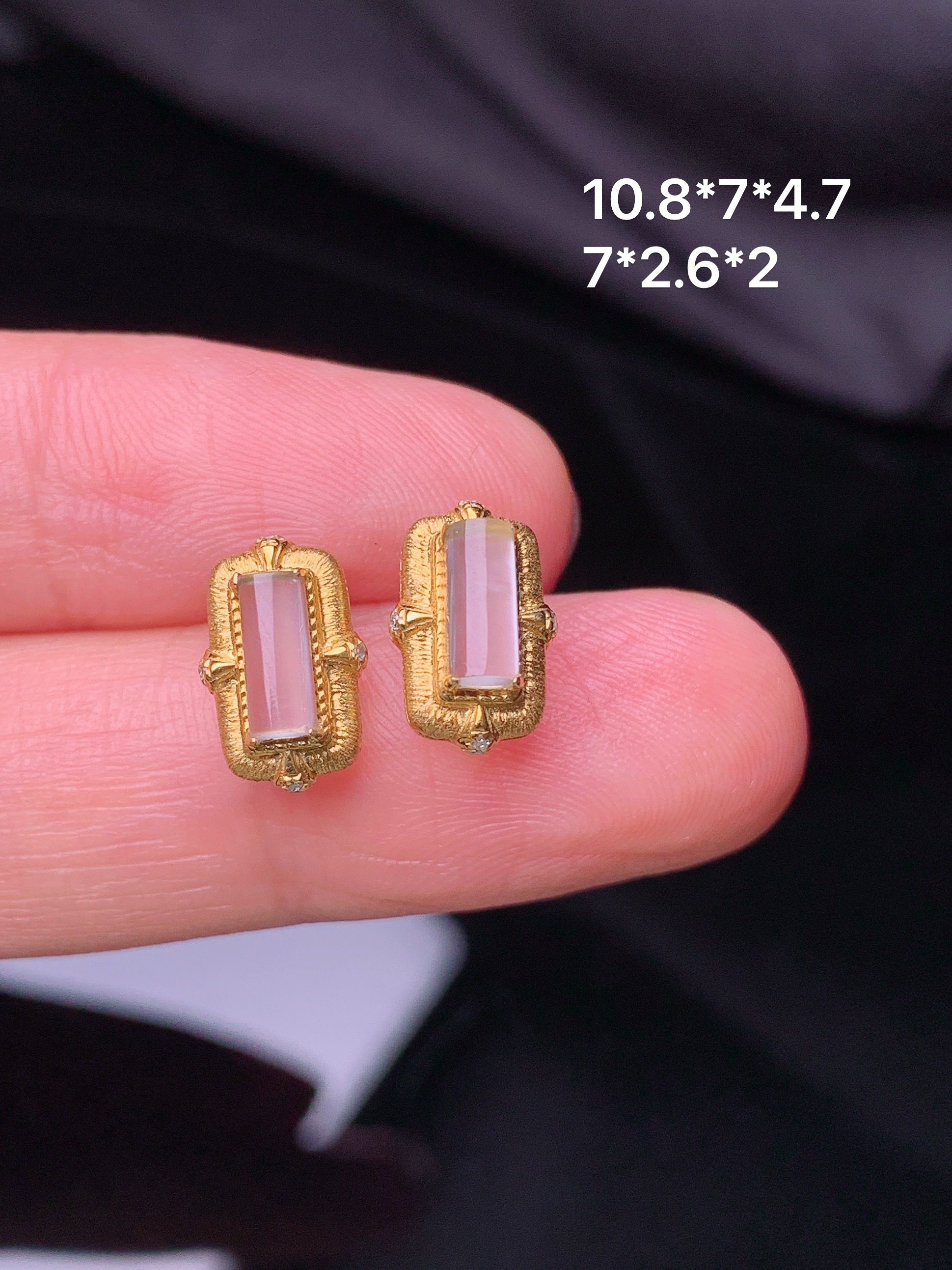 18k金镶嵌冰种玉柱耳钉 玉质细腻 色泽艳丽清新 水润亮眼 整体尺寸10.8*7*4.7  m5