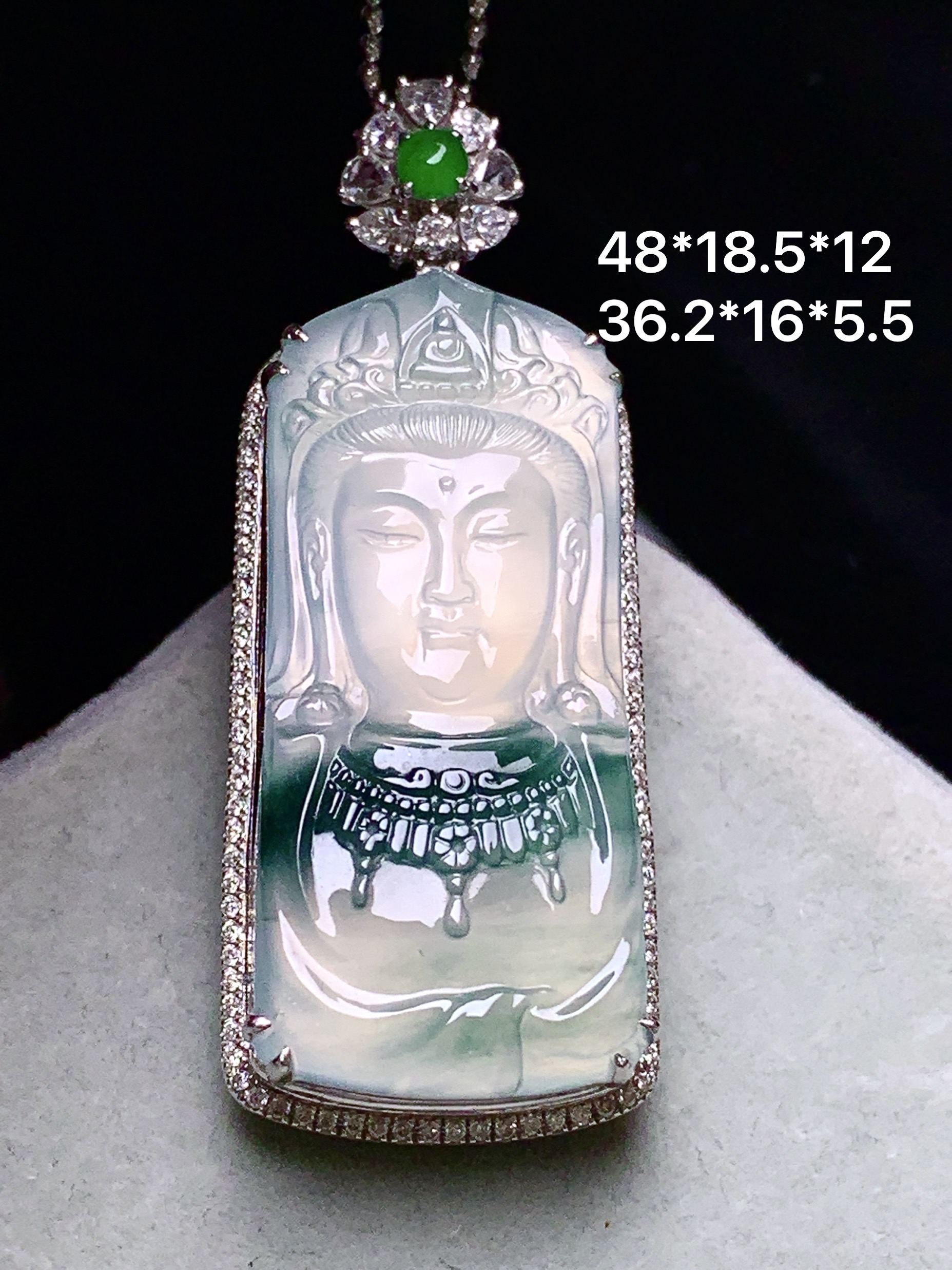 18k金钻镶嵌冰种飘花观音头吊坠 玉质细腻 色泽艳丽清新 水润亮眼 整体尺寸48*18.5*12 y5