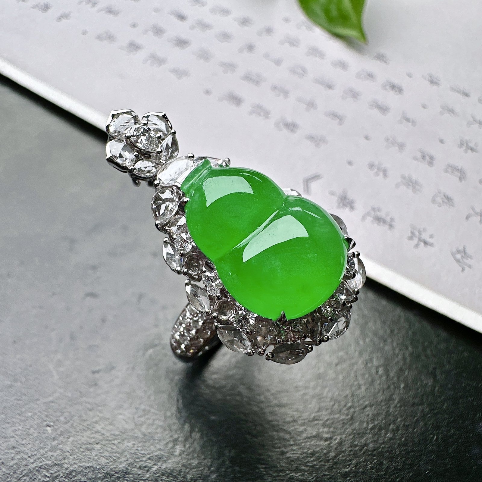 【冰种满绿葫芦两用款】阳绿色泽，质地细腻，冰润起光，胶感强烈，冰感明显，收藏品质，18K金钻精美镶嵌，裸石尺寸15.2*11.2*5.4毫米
