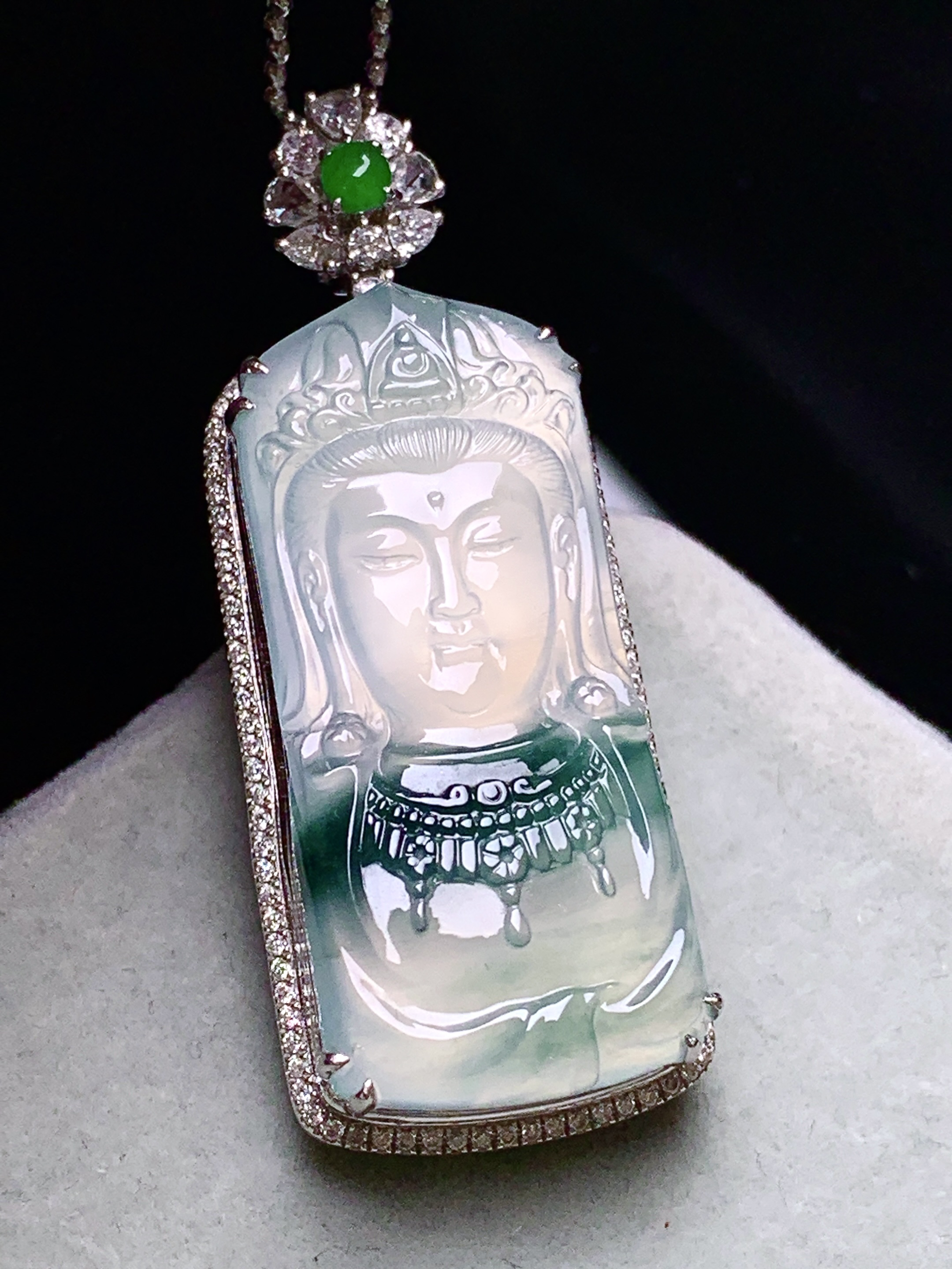 18k金钻镶嵌冰种飘花观音头吊坠 玉质细腻 色泽艳丽清新 水润亮眼 整体尺寸48*18.5*12 y