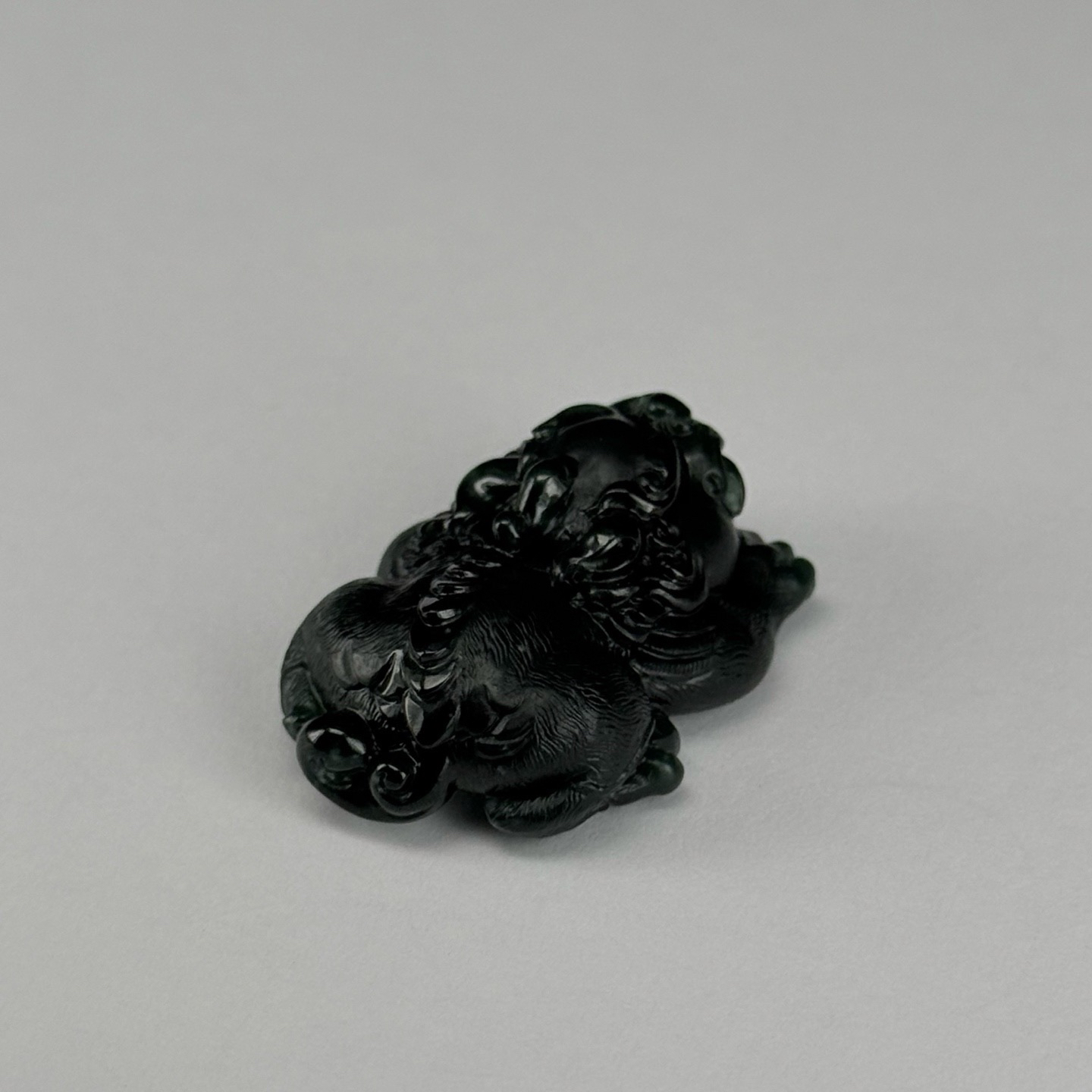 精品墨翠大貔貅裸石 种好色正 黑度好 打灯通透 油性十足  尺寸32.3