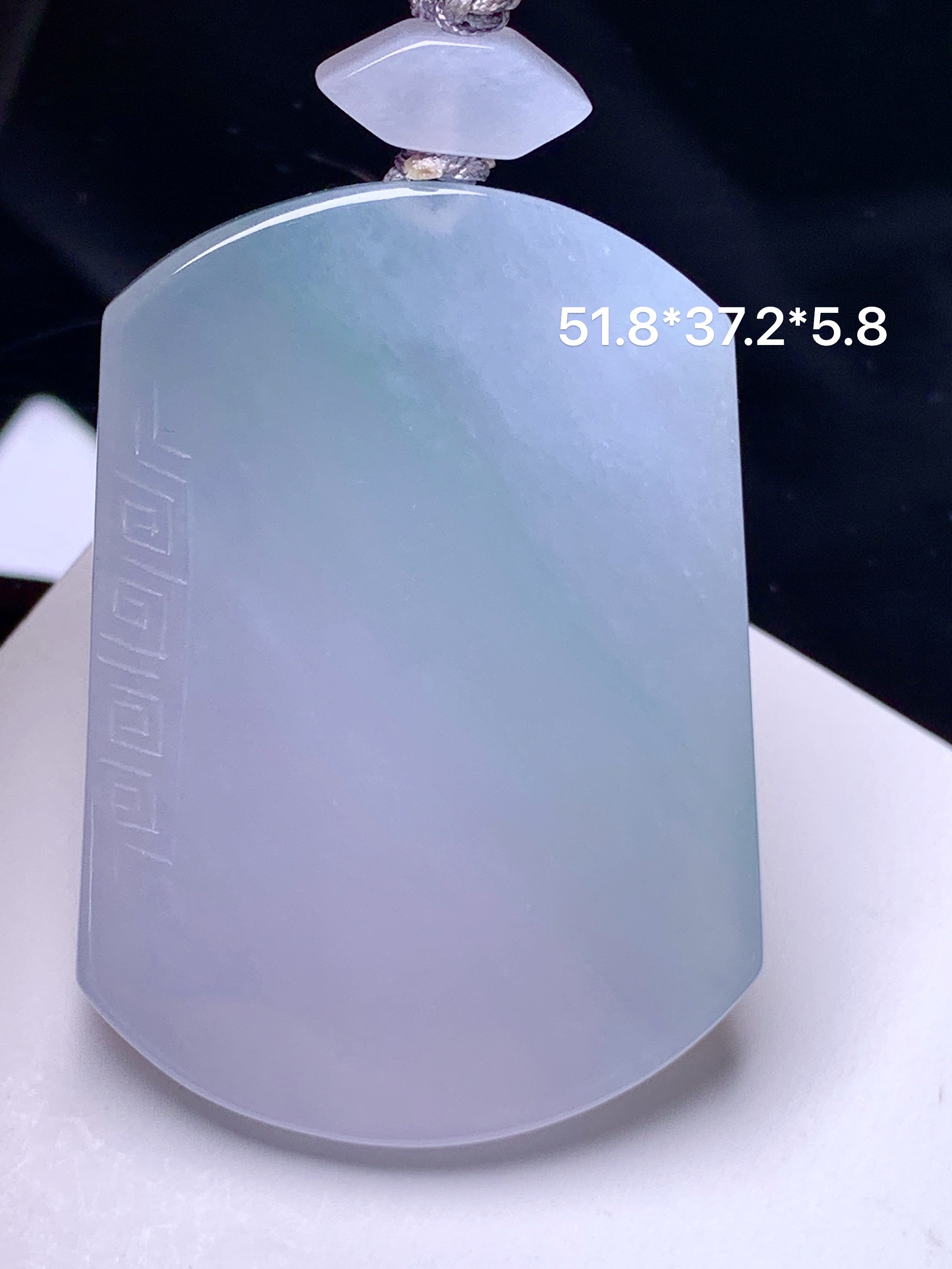 飘绿无事牌吊坠 玉质细腻 色泽艳丽清新 水润亮眼 整体尺寸51.8*37.2*5.8 a5
