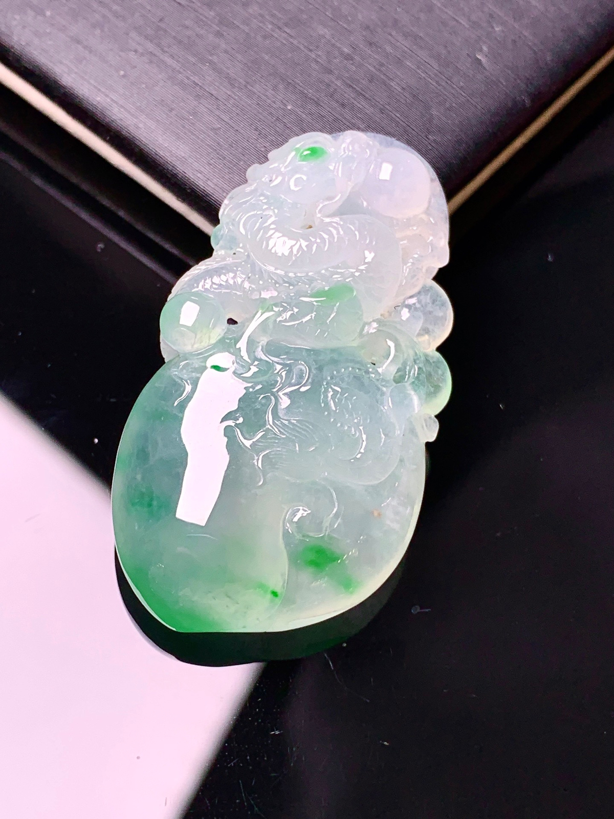 冰种飘绿寿桃吊坠 玉质细腻 色泽清新艳丽 整体尺寸37.2*20*7.6 C1