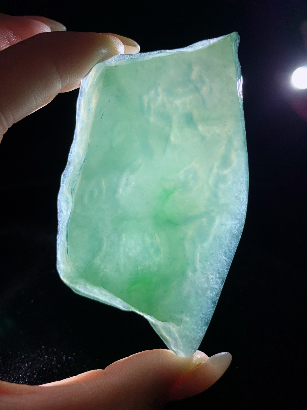【材料】️冰晴水/牌子料/片料/板料/特色料【题材】可做牌子、人物、山水、动物、花件……等推荐参考【尺寸】82.5-64.4-6.8【重量】57.4克材料优选•冰凝晴水漾清光，一整片玉染湖苍。•晴水翡翠自带清宁禅意，淡绿底色温和雅致，不张扬却自带温润风骨。素雕随形平安无事牌，可完整留存天然晴水满色气韵，尽显冰种通透胶感；巧雕山水、观音、荷花、佛造像题材，能借整片匀净绿底铺展湖山春色，无需刻意补色构图，天然水色便是清雅底色。晴水寓意和顺安宁、四季长青，贴身佩戴衬人温婉气度，满色冰晴水原料稀缺耐看，收藏佩戴皆相宜，静待匠人落刀，将一汪平湖清韵凝作随身美玉。
