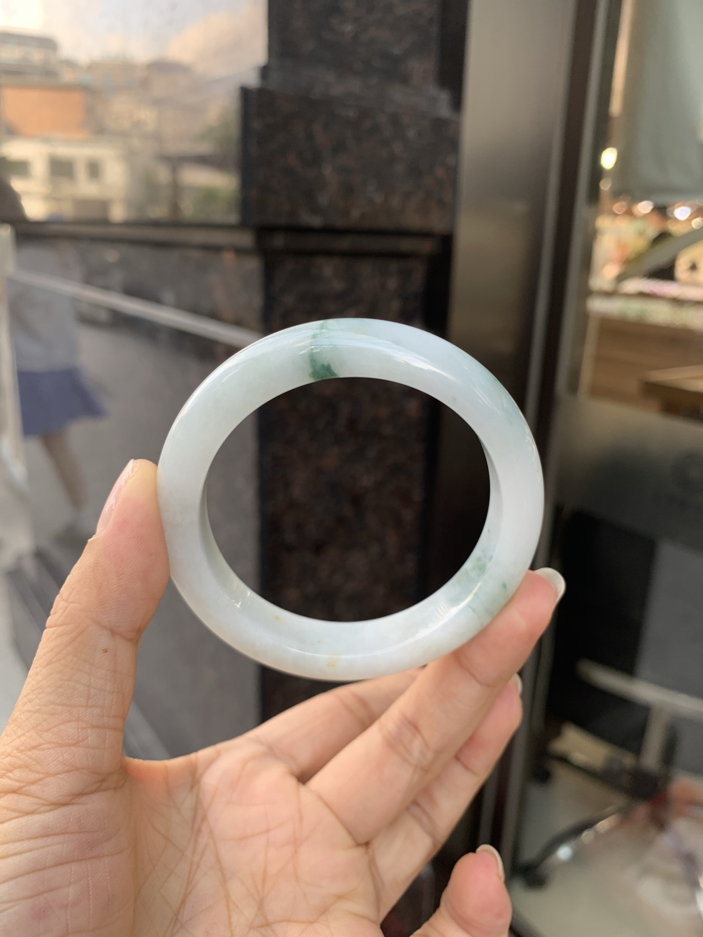 飘花正圈 54.6-8.3-12.3 0527-FF-2833 无裂，底妆水润，蓝花灵动飘逸，勾勒出一幅唯美诗意的山水意境画，古典优雅又秀气