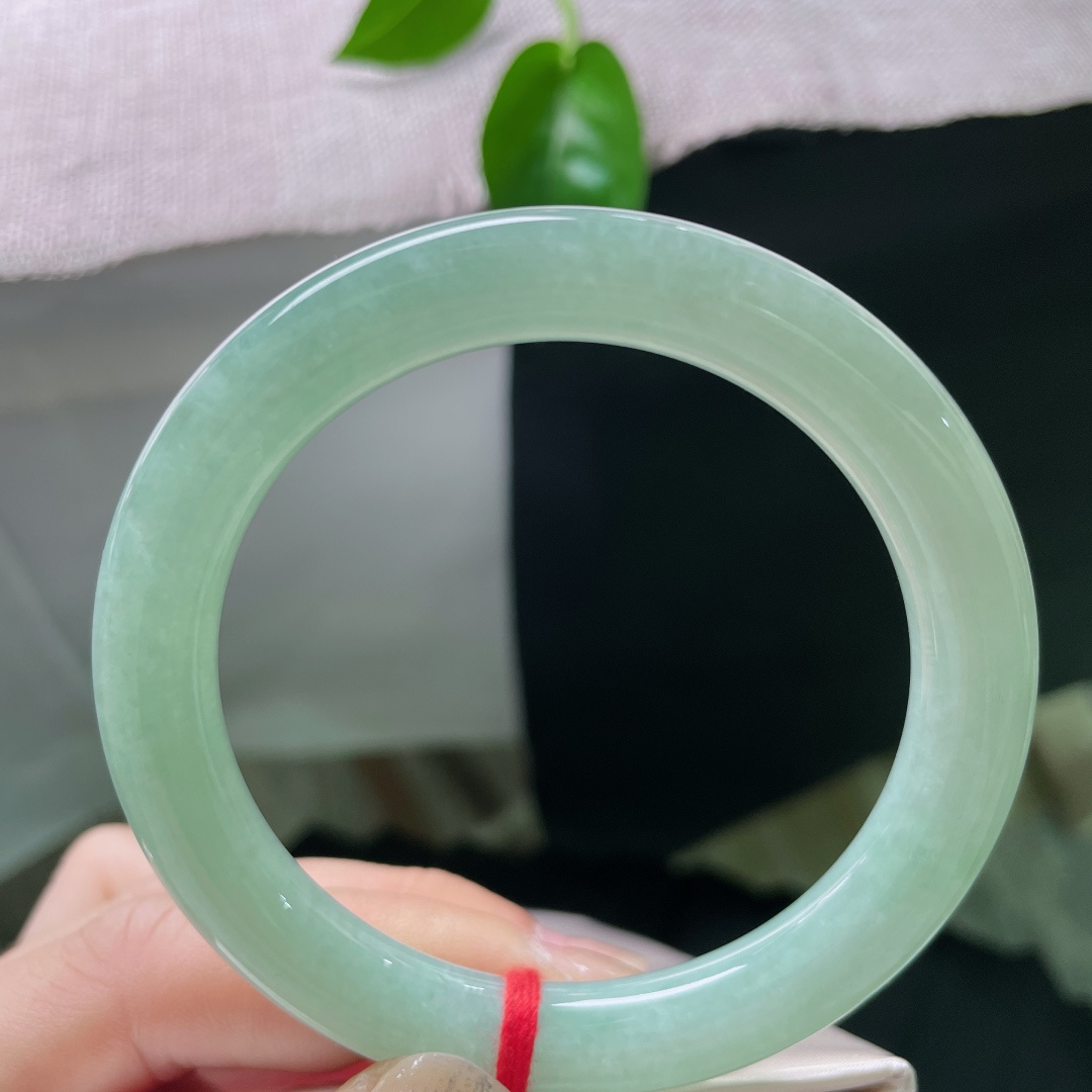 56.9/9.5，果绿底圆条，纤纤玉手，一尘不染。水润，料子细腻，清新，无裂，ss48984a