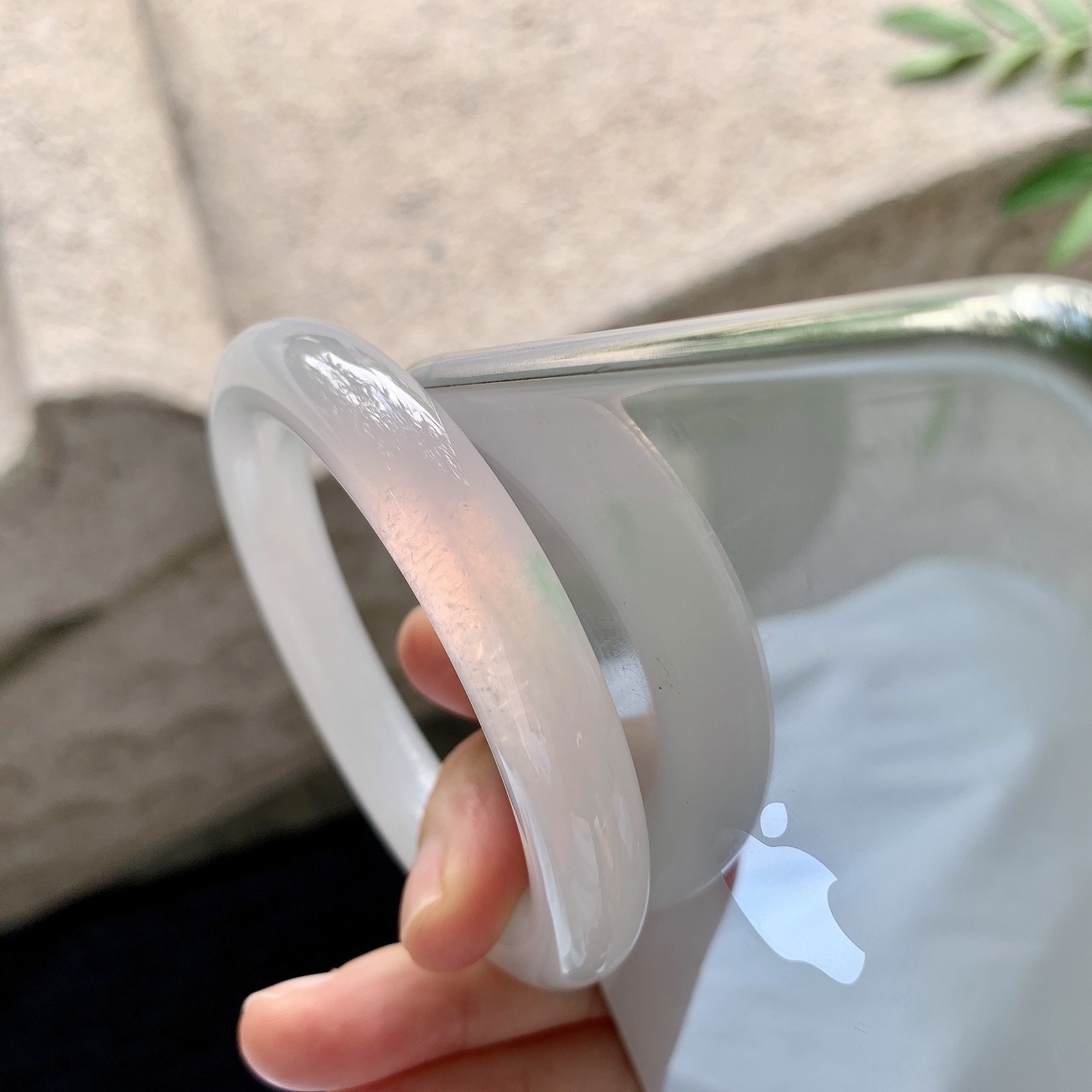 圆条52 53【圈口】52.8/10.2/10【编码】LH062646【描述】糯冰飘绿，水润，种老，细腻，打灯有棉线