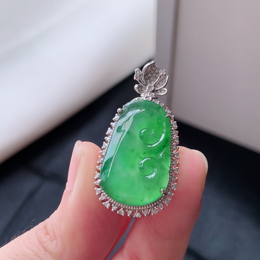 冰飘绿如意吊坠。青翠莹莹，种老冰胶水润，佩戴优雅时尚 货号60525，36.3-17.6-8.7