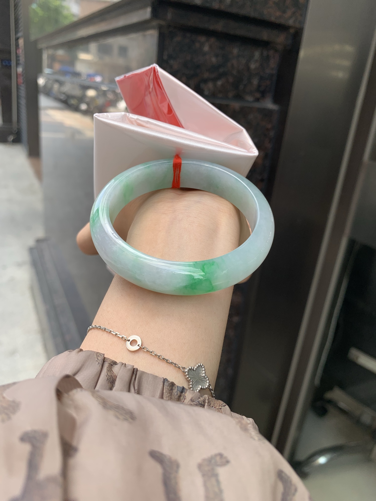 白底青阳绿正圈 58.9-7.5-13.9 0527-231 打灯多处细纹，不影响，底妆水润细腻，满圈阳绿花色点睛之笔，更显灵动，有生命力。