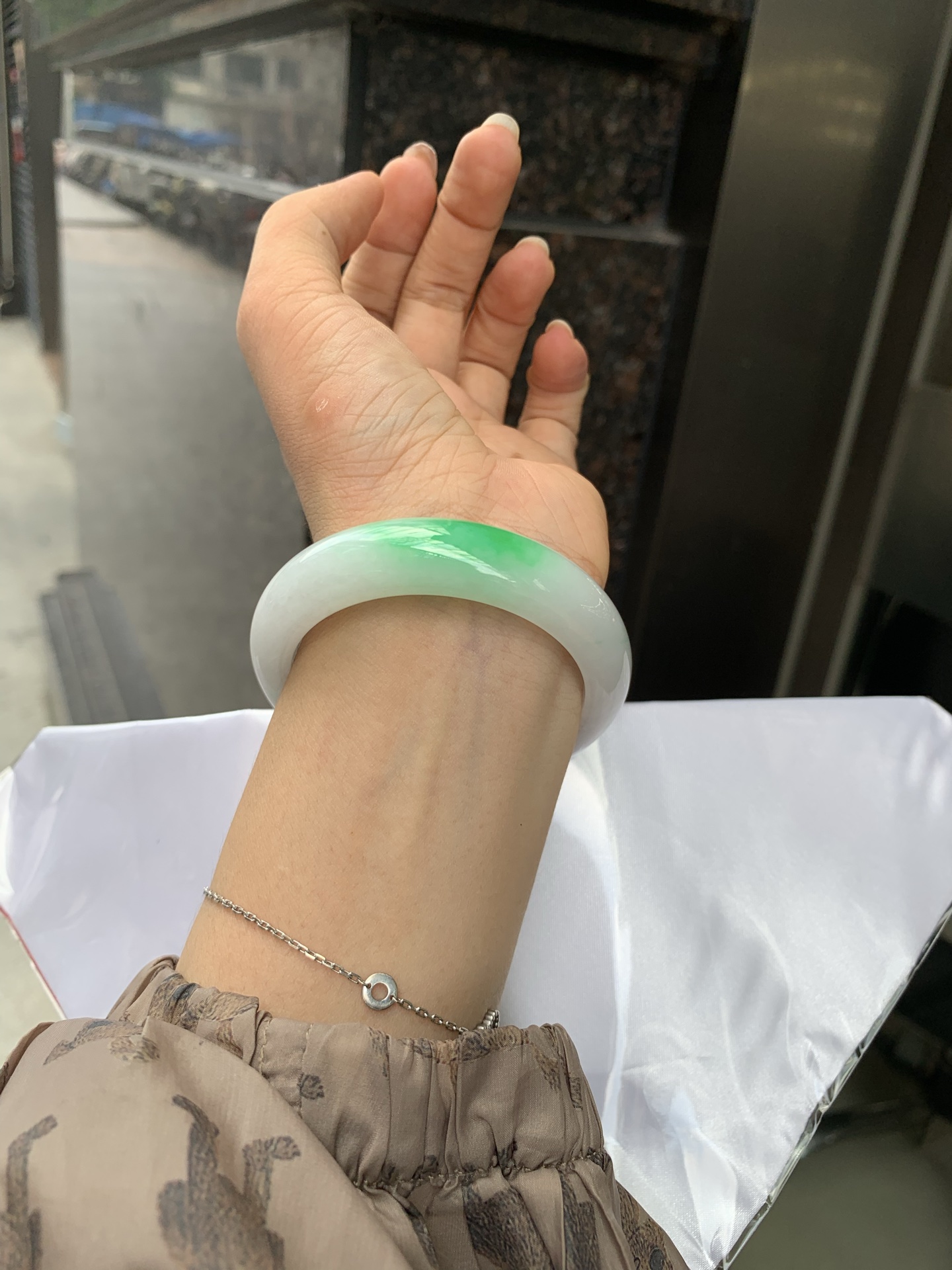 白底青阳绿正圈 52.5-7.8-13.3 0527-231 打灯细纹，不影响，底妆水润细腻，一抹阳绿花色点睛之笔，更显灵动，有生命力。
