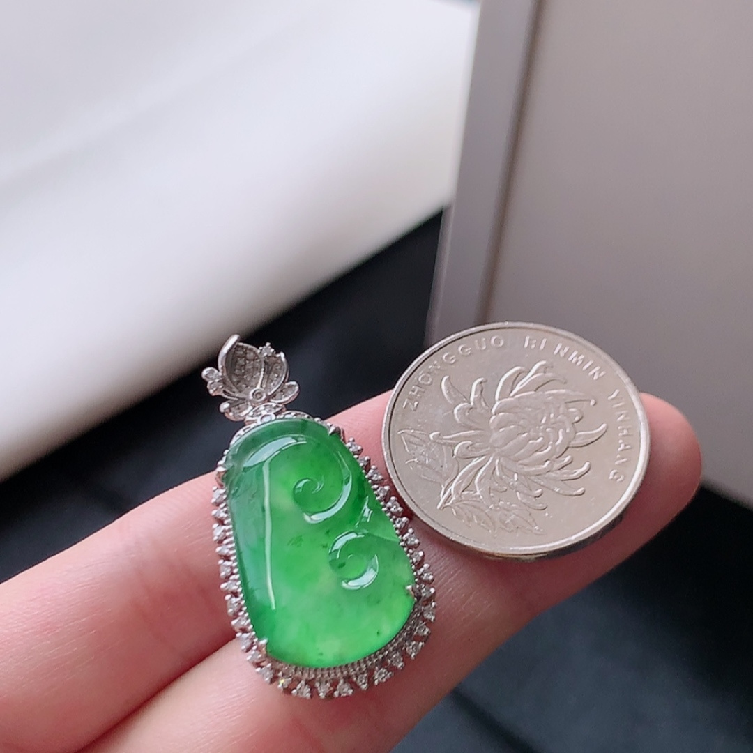 冰飘绿如意吊坠。青翠莹莹，种老冰胶水润，佩戴优雅时尚 货号60525，36.3-17.6-8.7