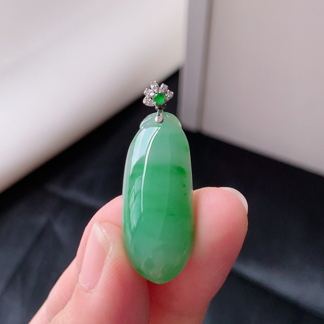 冰飘绿福瓜吊坠。翠色明媚 种老水润，饱满细腻，佩戴优雅时尚 货号35525，29.4-12.2-7.3