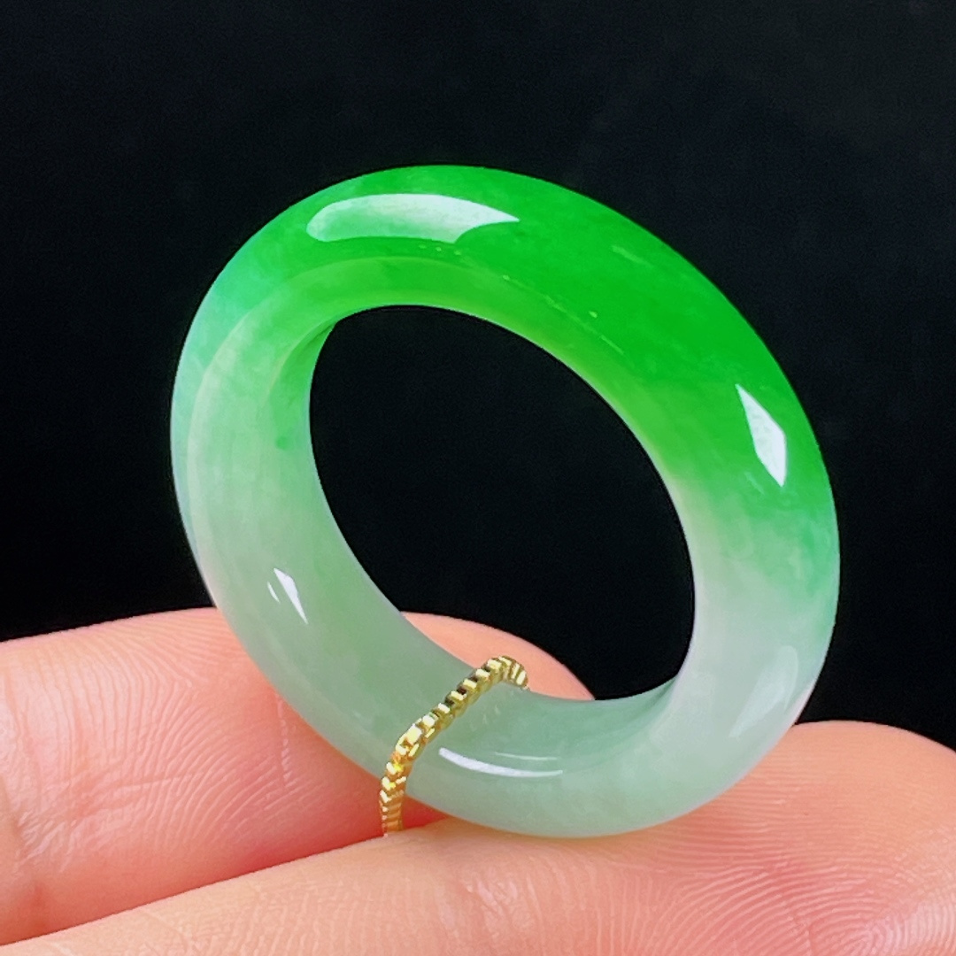 ️阳绿指环，老种起光，细底通透，尺寸：6.6/4.8圈口19.5mm0527