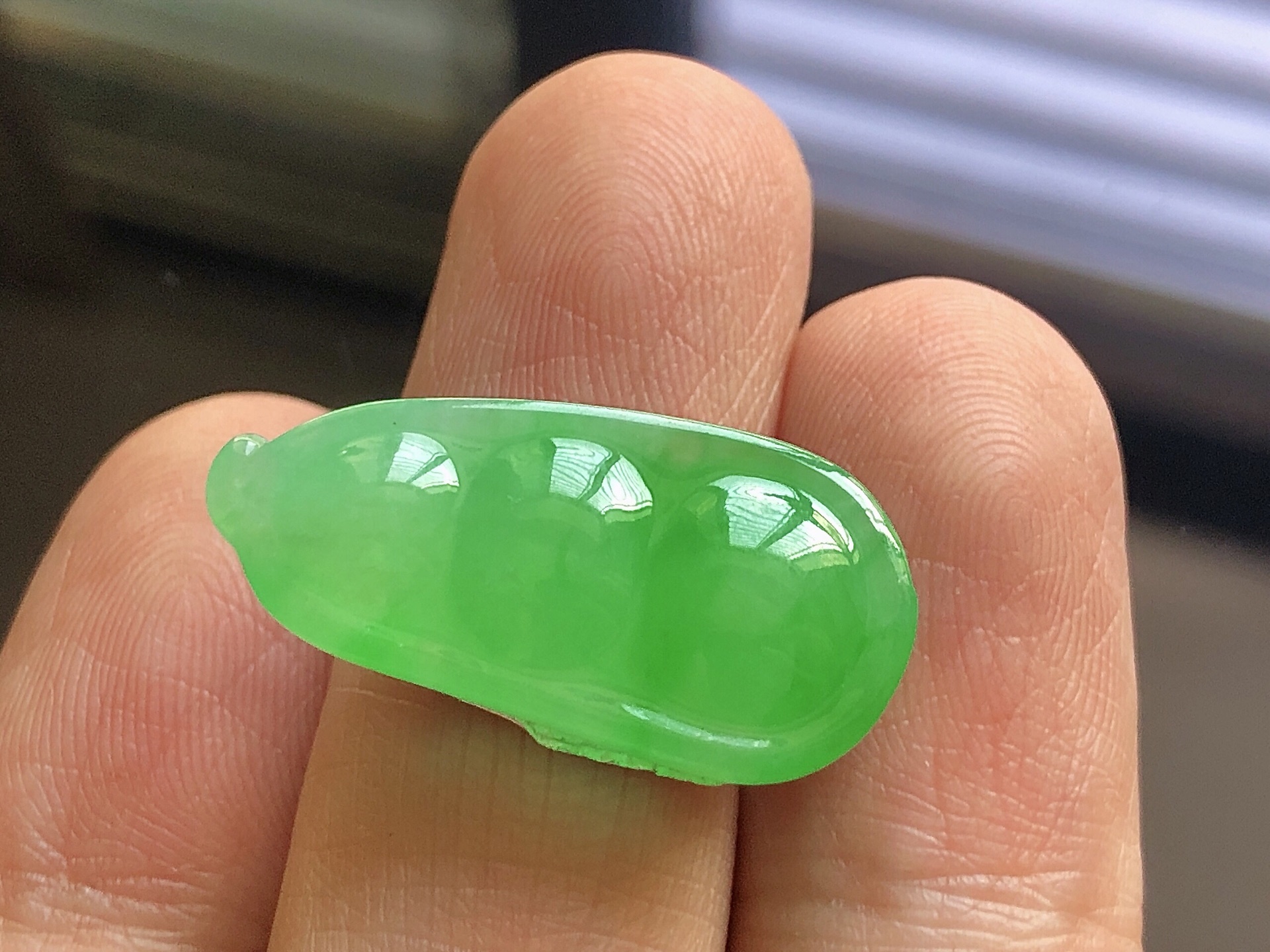 ️ 冰种阳绿福豆， 色泽艳阳，通透水润，玉质细腻，夺目迷人，镶嵌效果大气上档次，品相，无裂，尺寸26.5*13*7.6