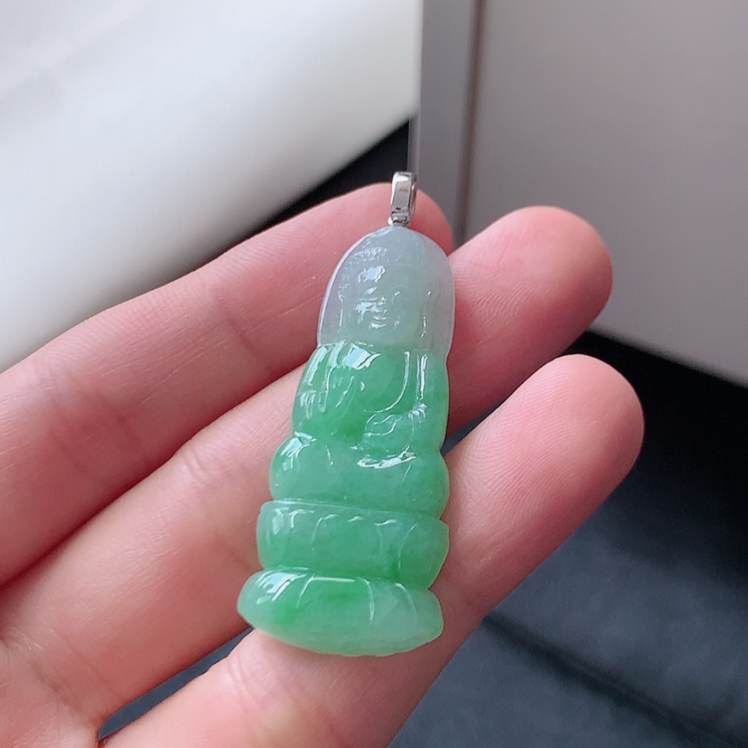 冰飘绿观音吊坠。翠色明媚 种老水润，饱满细腻，佩戴优雅时尚 货号35525，40.2-17.7-4.3