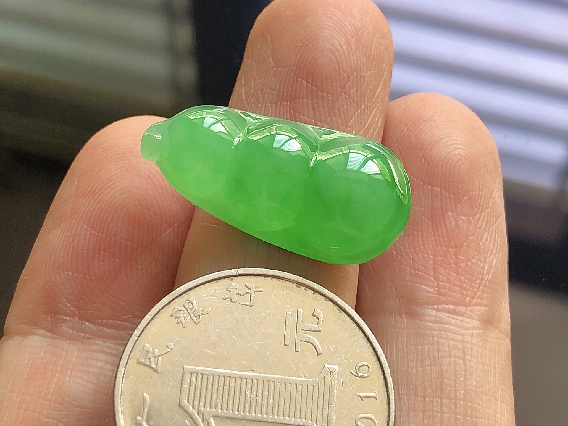 ️ 冰种阳绿福豆， 色泽艳阳，通透水润，玉质细腻，夺目迷人，镶嵌效果大气上档次，品相，无裂，尺寸26.5*13*7.6
