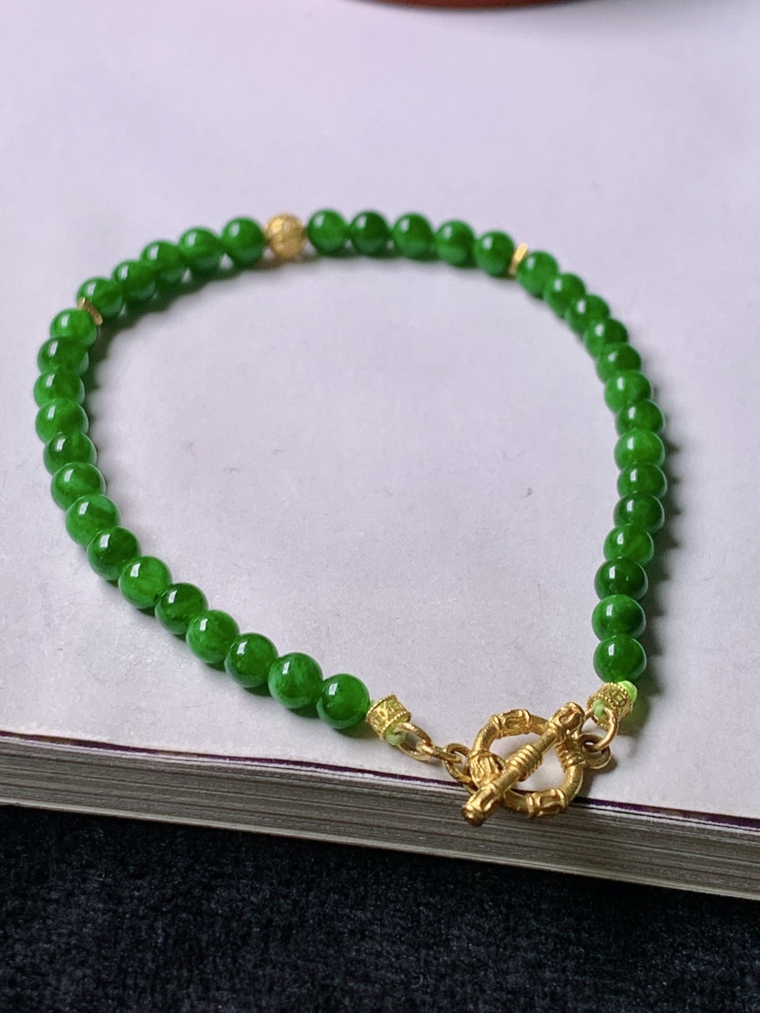 ️辣绿手链 ，色泽浓艳 0527尺寸4/3.7共38颗